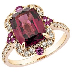 Sunita Nahata Rhodolite 4.05 carats Bague fantaisie 18 carats avec diamant blanc.