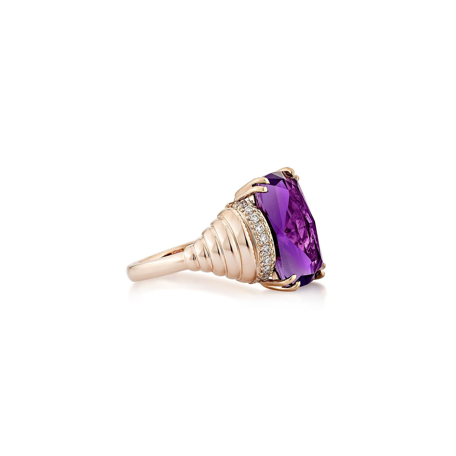 Un sofisticado anillo de fantasía de amatista en forma de cojín engastado en oro rosa de 14 quilates. y acentuado con diamantes blancos. La rica gema púrpura se exhibe con elegancia, convirtiéndola en una pieza intemporal y elegante.

Anillo de