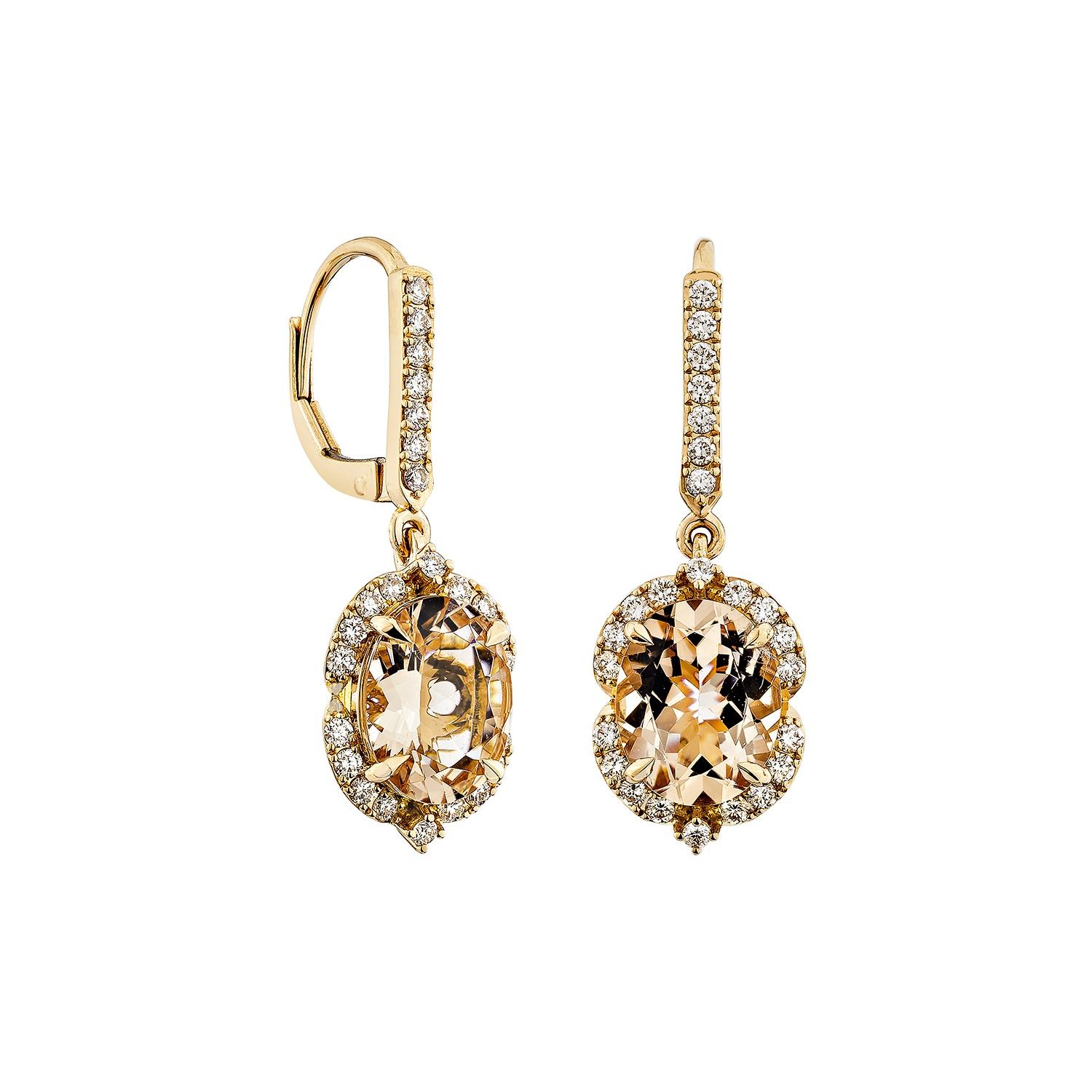 Questa collezione comprende una serie di Morganite, simbolo dell'amore e delle relazioni, che la rende una scelta eccellente per una varietà di applicazioni. Con diamanti bianchi, questo orecchino è realizzato in oro rosa 18 carati e presenta un