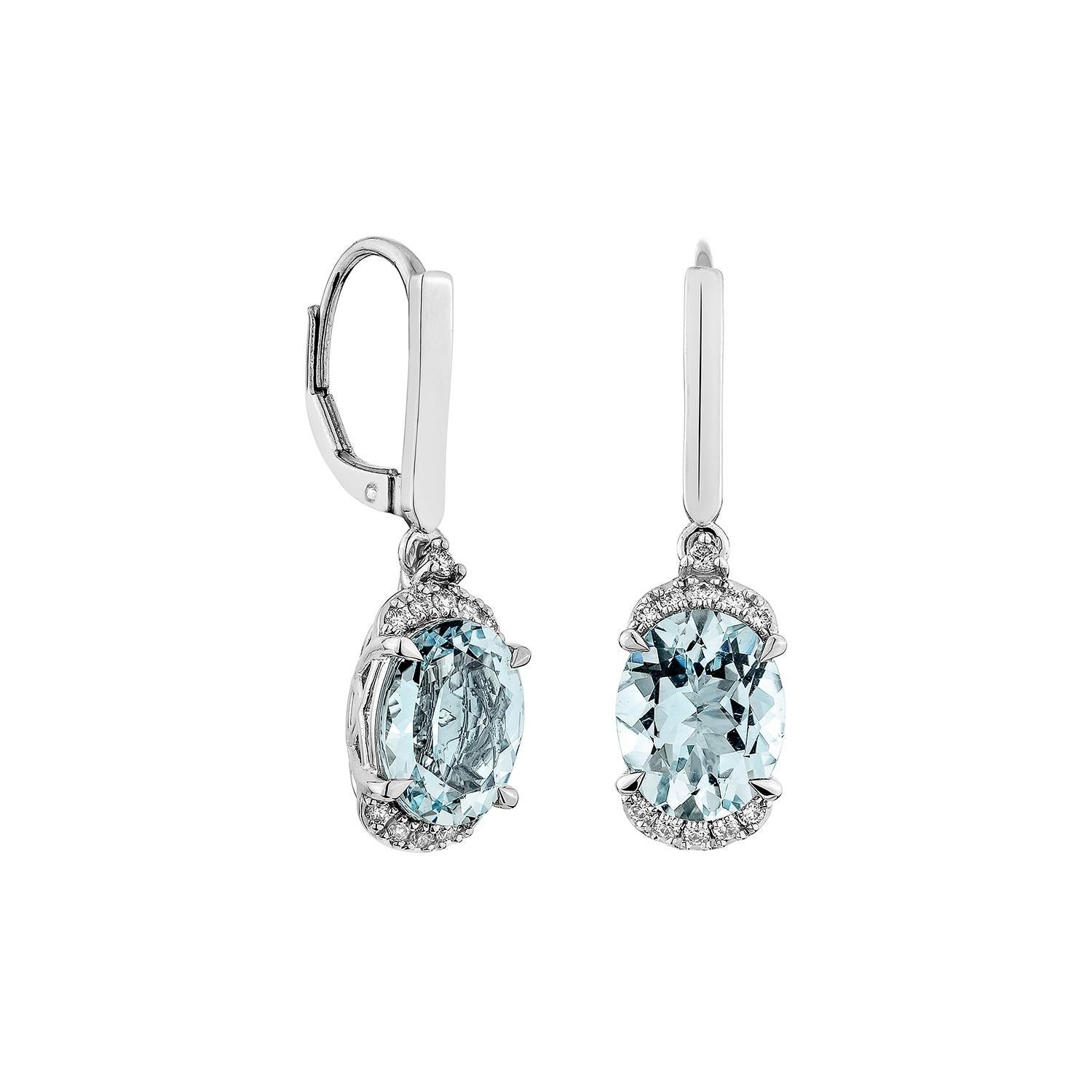 Eleganza per il tuo look con la nostra splendida parure di acquamarina Santa Maria, caratterizzata da un'ipnotica tonalità blu ghiaccio che irradia eleganza. Impreziositi da diamanti e realizzati in oro bianco, questi orecchini a goccia offrono un