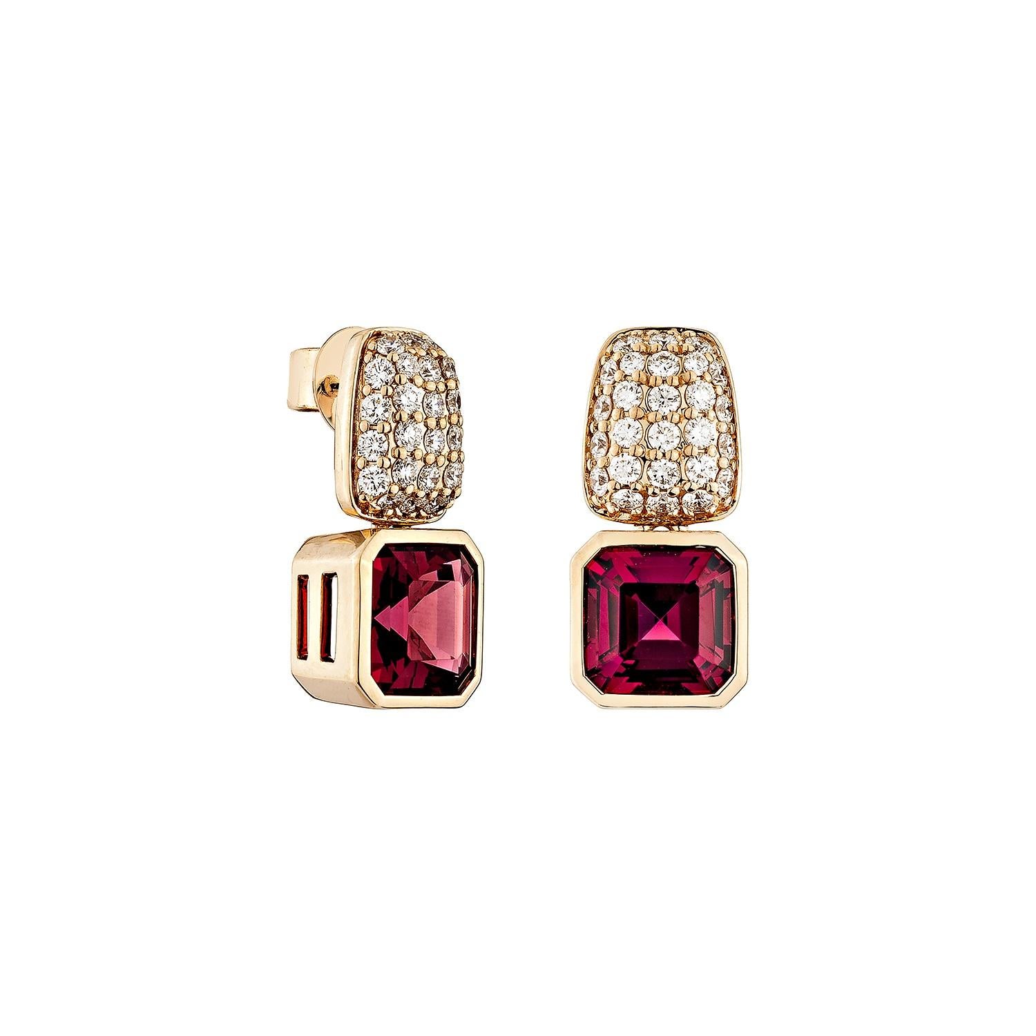 Sunita Nahata mette in mostra una squisita coppia di orecchini di rodolite tempestati di diamanti che emana grazia ed eleganza. Questa splendida coppia di orecchini in oro rosa 18 carati unisce l'eleganza classica allo stile contemporaneo,