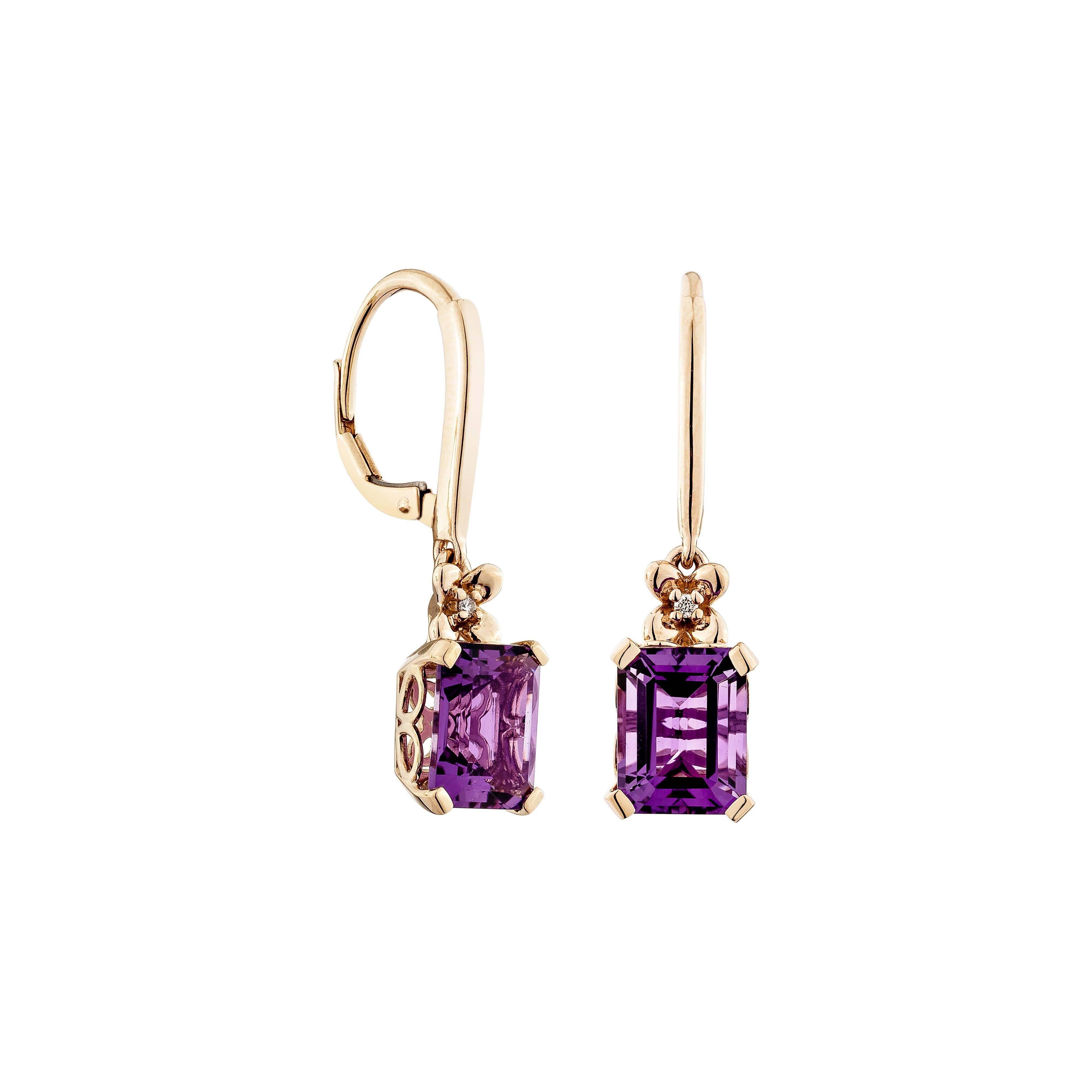 Eleganti orecchini a goccia di ametista a forma di cuscino in oro rosa 14K, con diamanti bianchi scintillanti e chiusura a leva. Una miscela senza tempo di raffinatezza e fascino vibrante.

Orecchino a goccia con ametista in oro rosa 14 carati e