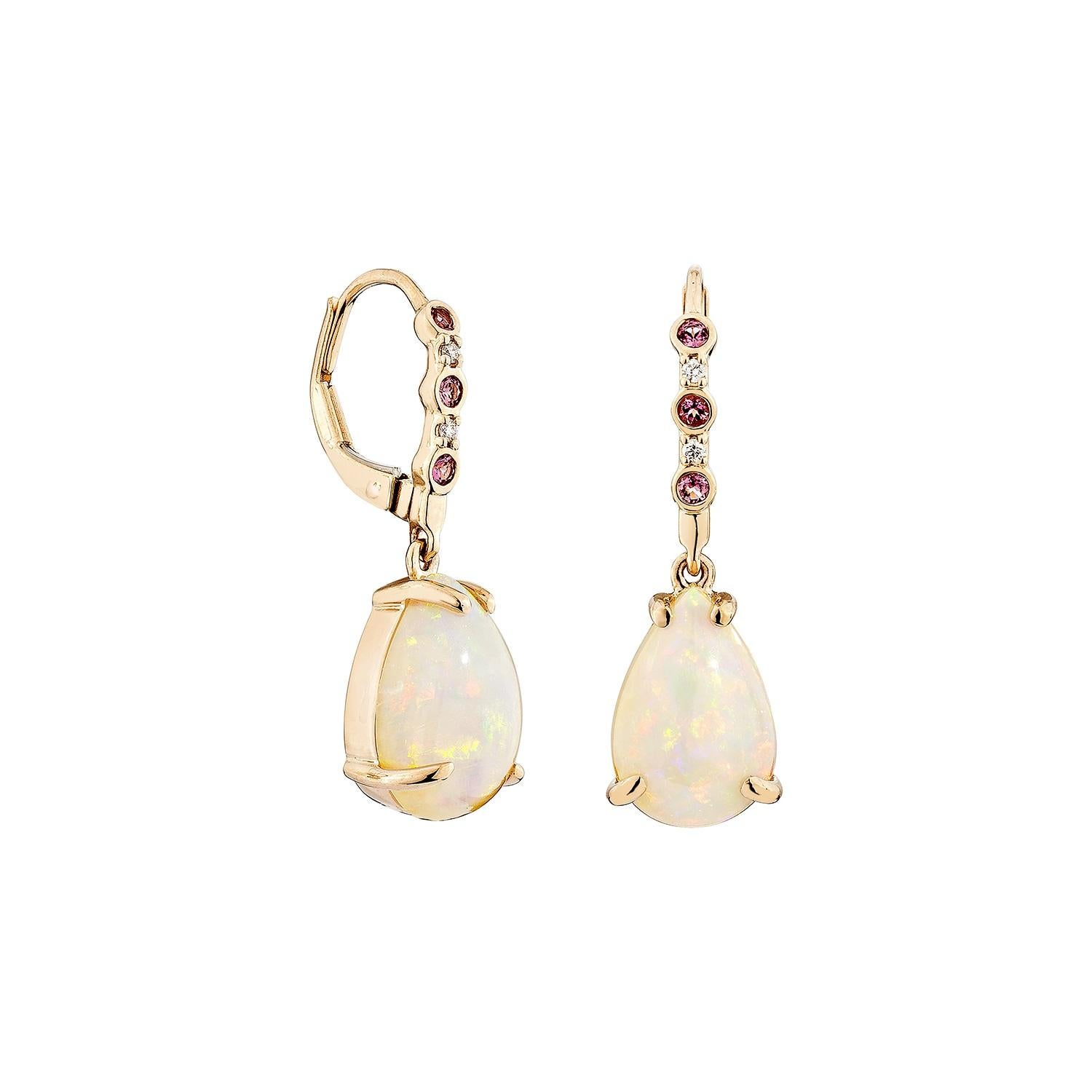 Embrassez le jeu enchanteur des couleurs avec ces exquises boucles d'oreilles goutte d'opale, ces boucles d'oreilles sont ornées de tourmaline rose. Ces boucles d'oreilles sont fabriquées en or rose 18 carats. Son éclat irisé et sa simplicité