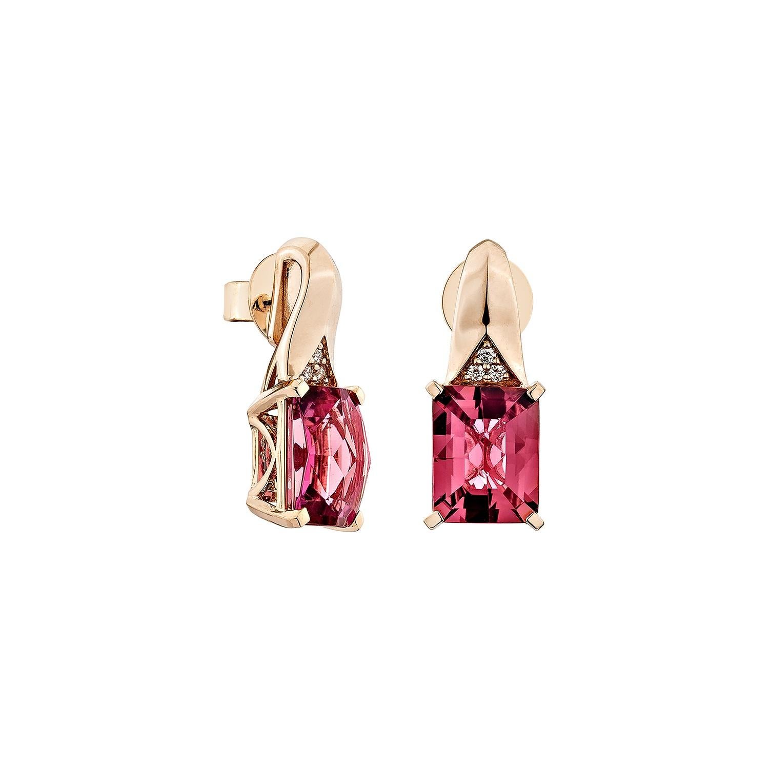 Questi eleganti orecchini presentano gemme di tormalina rosa dal taglio radiante incastonate in oro rosa 14 carati. Un delicato accento di diamante triangolare sopra le vibranti tormaline rosa aggiunge un tocco di brillantezza, esaltando il design
