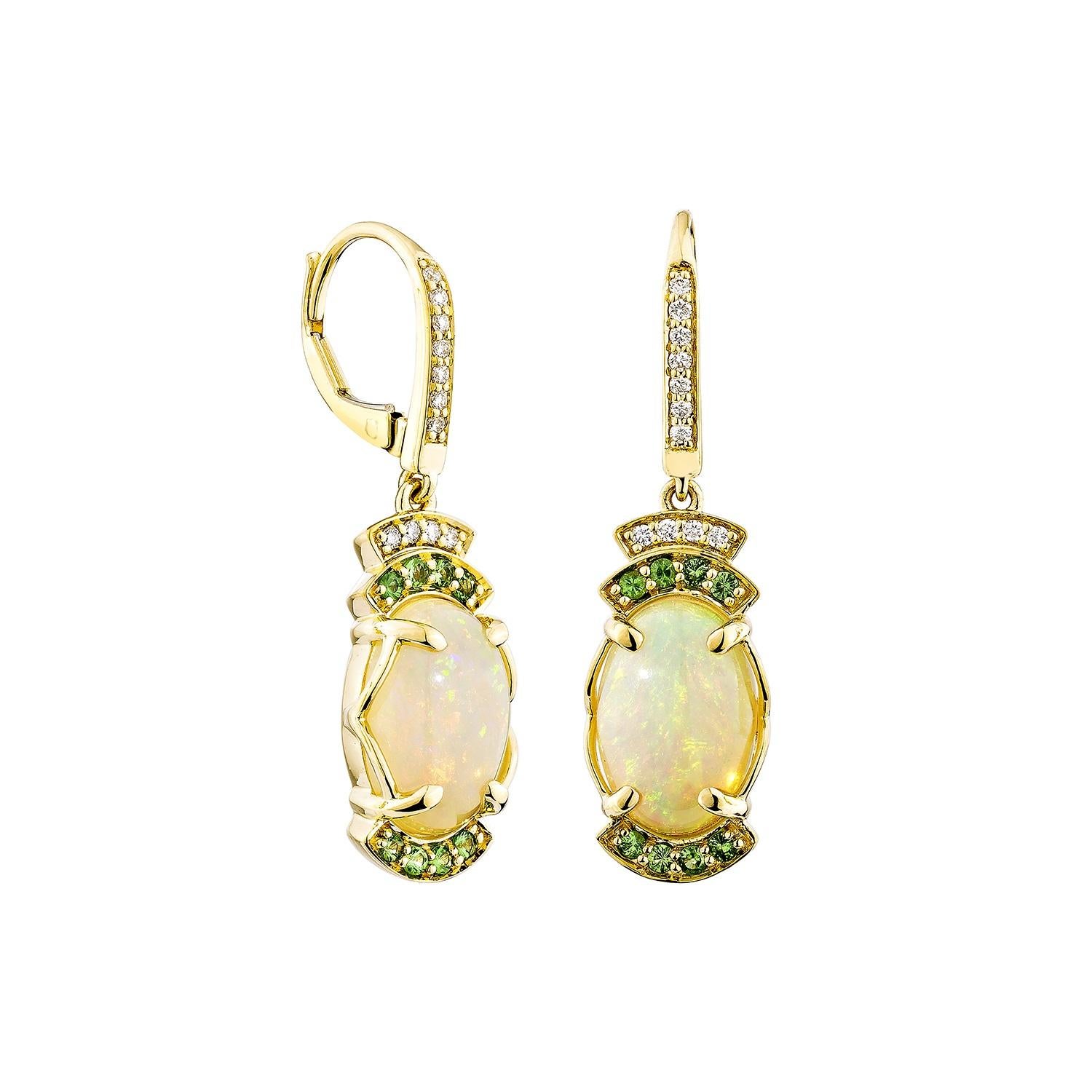 Abbraccia l'incantevole gioco di colori con questi squisiti orecchini a goccia in opale, impreziositi da tsavorite. Questi orecchini sono realizzati in elegante oro giallo 18 carati. Il suo bagliore iridescente e la sua delicata semplicità lo