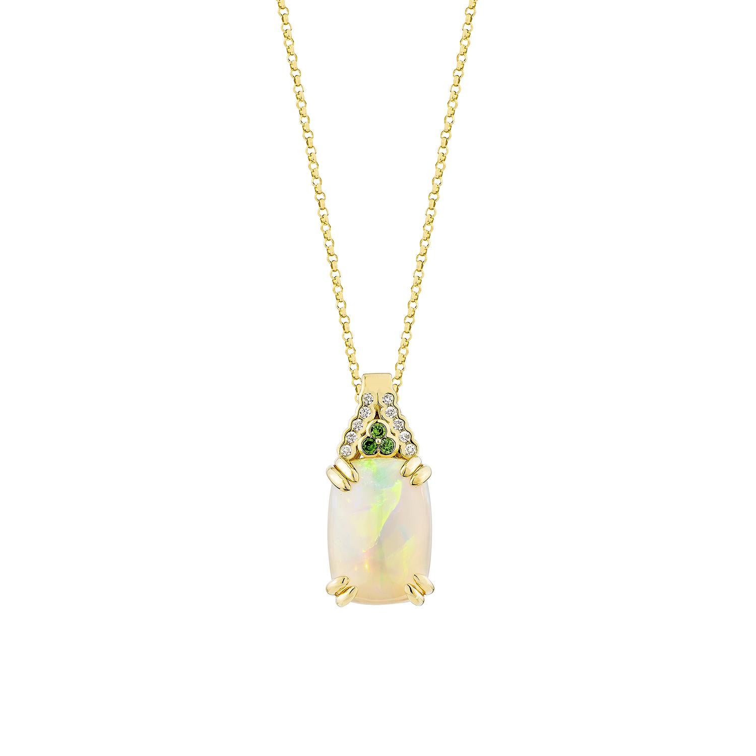 Sunita Nahata presenta uno splendido ciondolo cabochon in opale etiope, impreziosito da tsavorite e diamanti bianchi. Questa gemma, famosa per il suo significato storico, si ritiene che porti fortuna, protezione e speranza divina. I suoi benefici