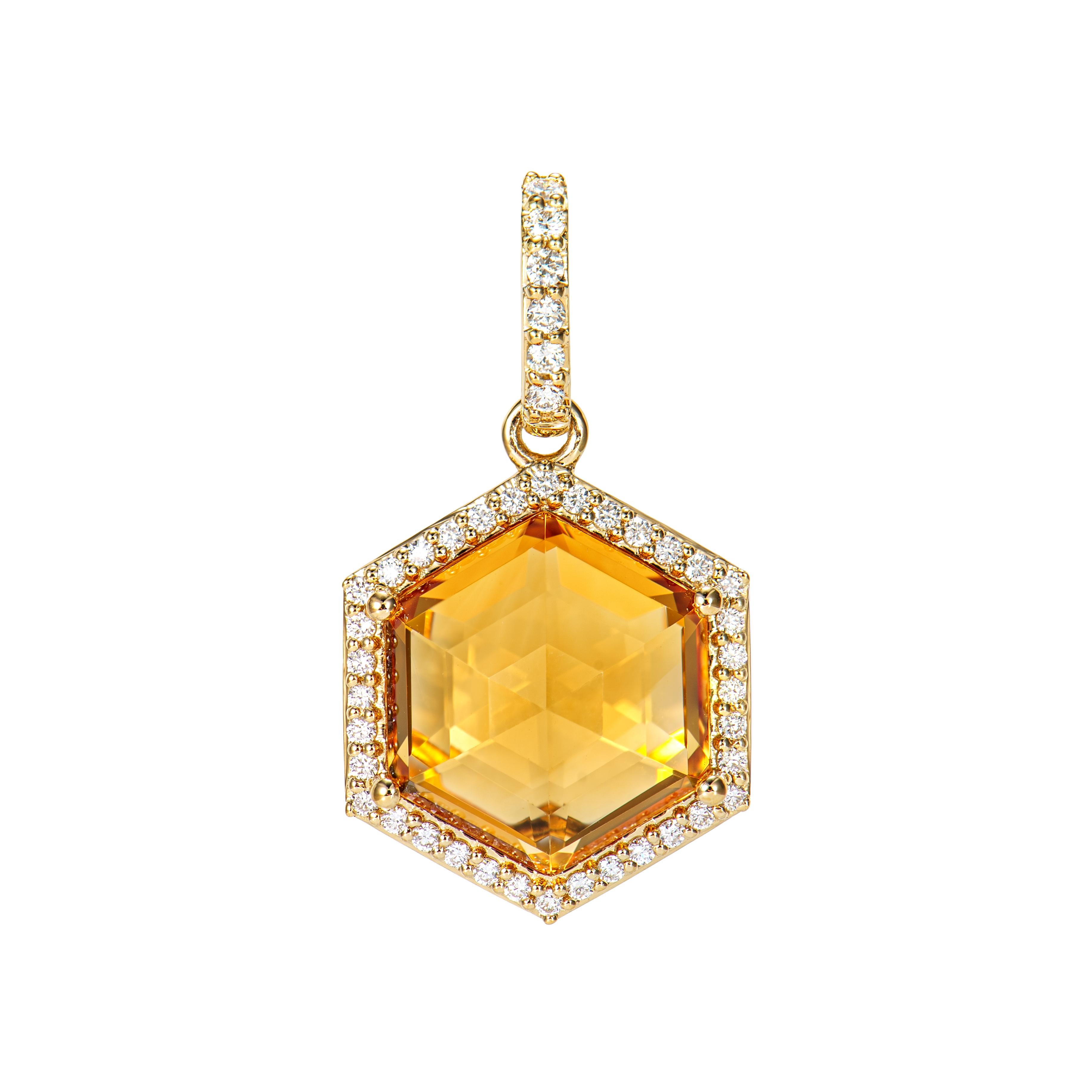 Si tratta di un ciondolo fantasia a forma di esagono briolette. Il ciondolo è elegante e può essere indossato in molte occasioni. I Citrini che circondano il ciondolo ne aumentano la bellezza e l'eleganza.

Ciondolo fantasia Citrino in oro giallo 18