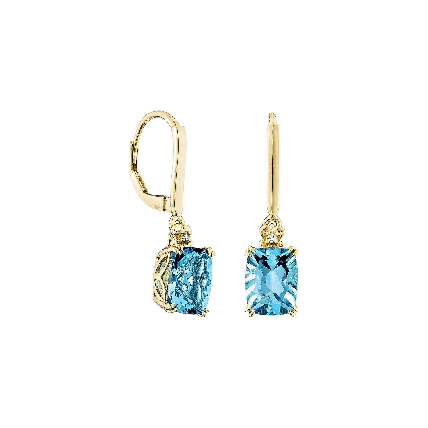 Questi orecchini a goccia, che emanano un fascino vibrante, presentano gemme di topazio blu svizzero a forma di cuscino, splendidamente completate da scintillanti diamanti bianchi. Incastonati in oro giallo 14 carati, trasudano eleganza e