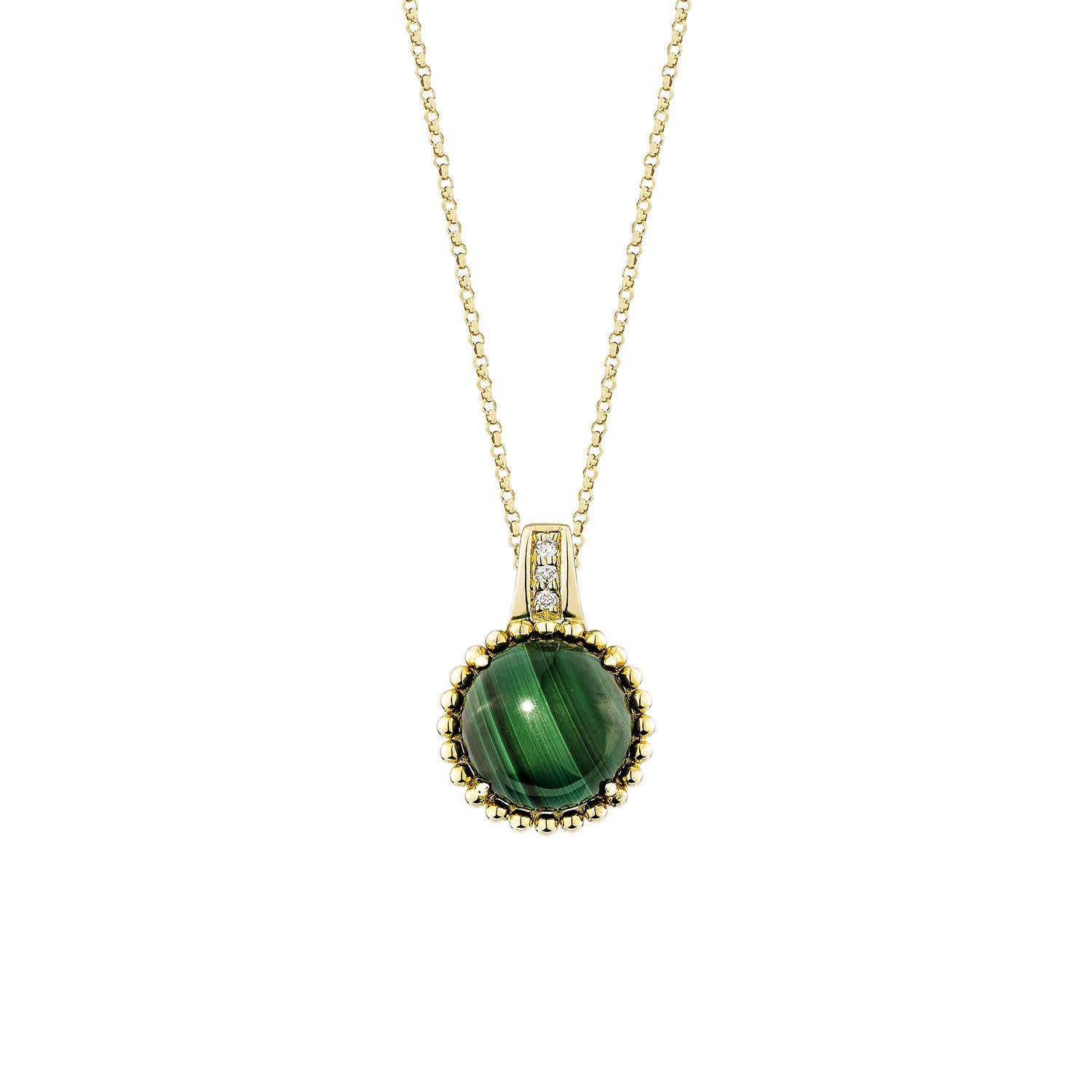 Uno squisito pendente di malachite di forma rotonda incastonato nell'oro giallo 14K e impreziosito da scintillanti diamanti bianchi. La ricca tonalità verde della malachite è splendidamente completata dai diamanti, creando un pezzo sorprendente ed