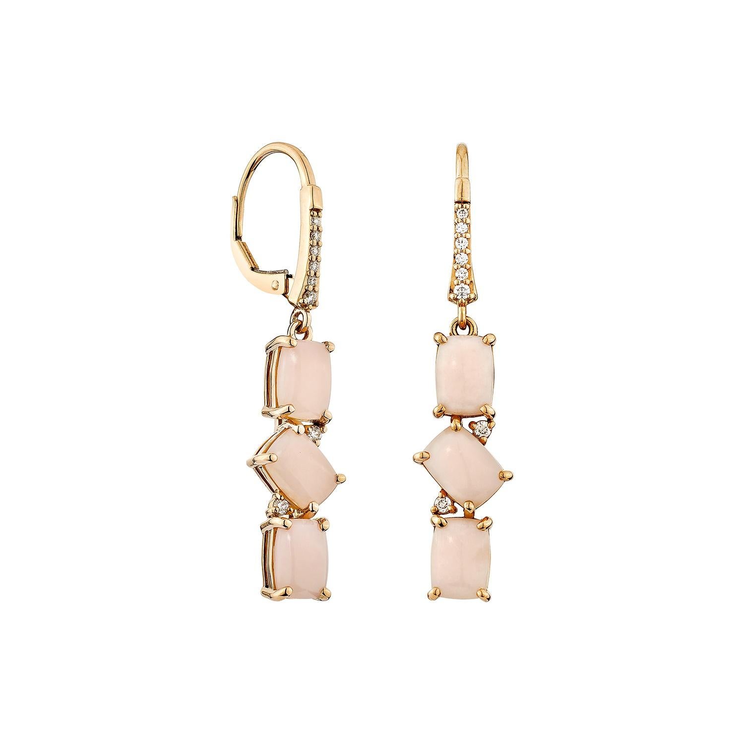 Sunita Nahata presenta degli splendidi orecchini con cabochon di opale rosa, ornati da  diamanti bianchi. Questa gemma, famosa per il suo significato storico, si ritiene che porti fortuna, protezione e speranza divina. I suoi benefici metafisici