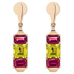 Sunita Nahata Peridoto e Rodolite 5.66ct. Orecchini in 18KRG con diamante.