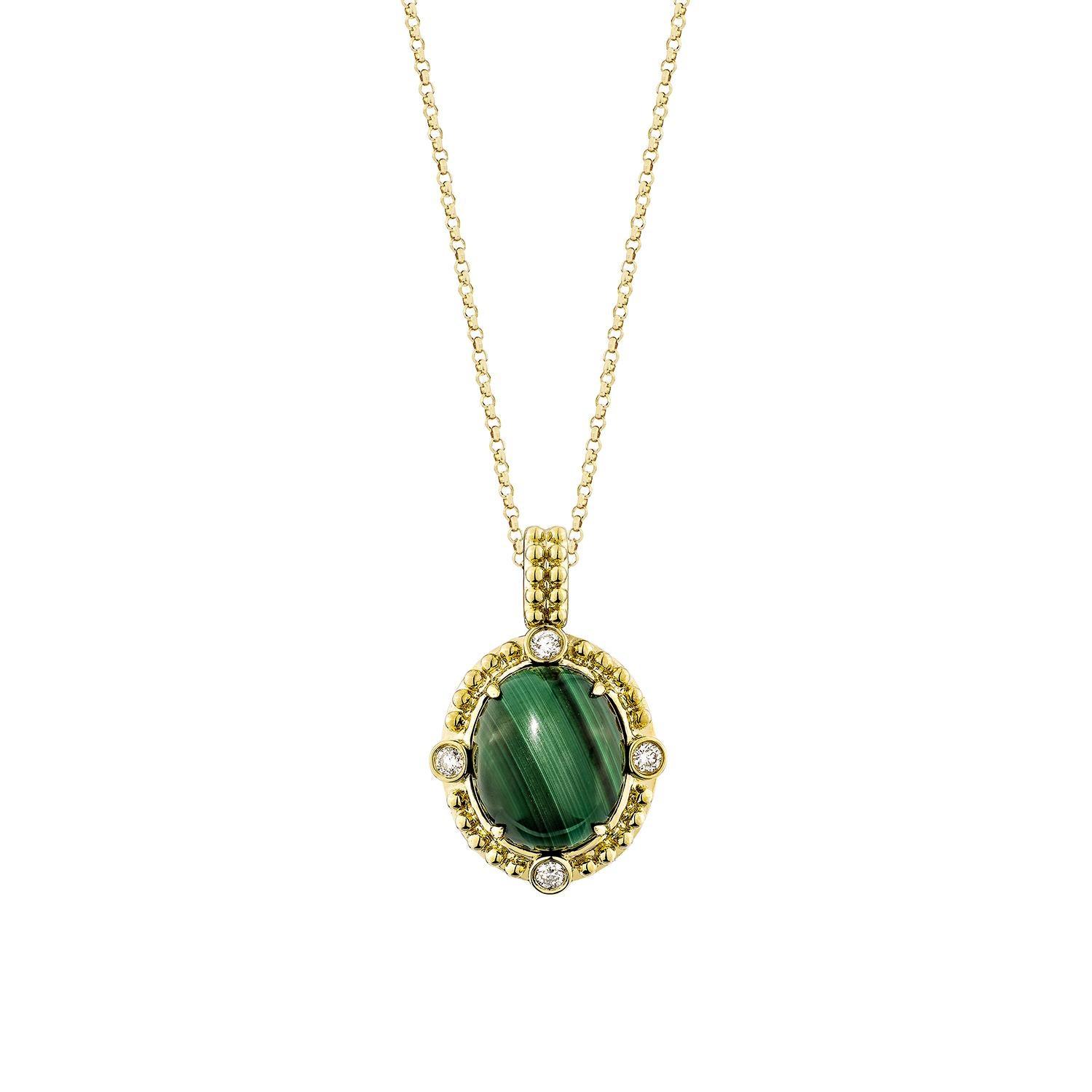 Uno squisito pendente di malachite di forma ovale incastonato in oro giallo 14 carati e impreziosito da scintillanti diamanti bianchi. La ricca tonalità verde della malachite è splendidamente completata dai diamanti, creando un pezzo sorprendente ed