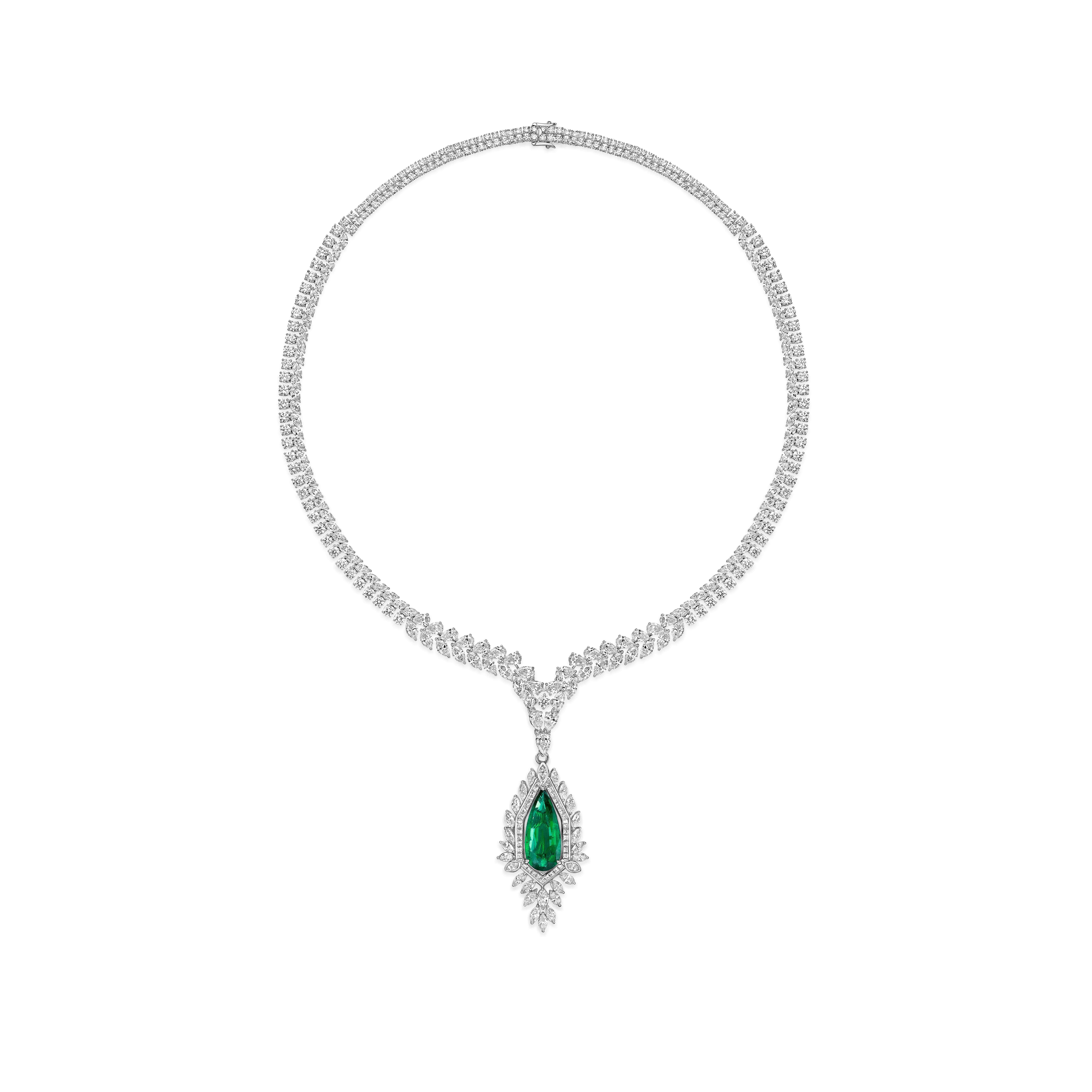 Una dichiarazione di lusso senza pari, questa collana mozzafiato mette in mostra uno smeraldo dello Zambia a forma di pera. La collana stessa è un capolavoro di artigianato, progettato con una catena graduata con diamanti incastonati che scende