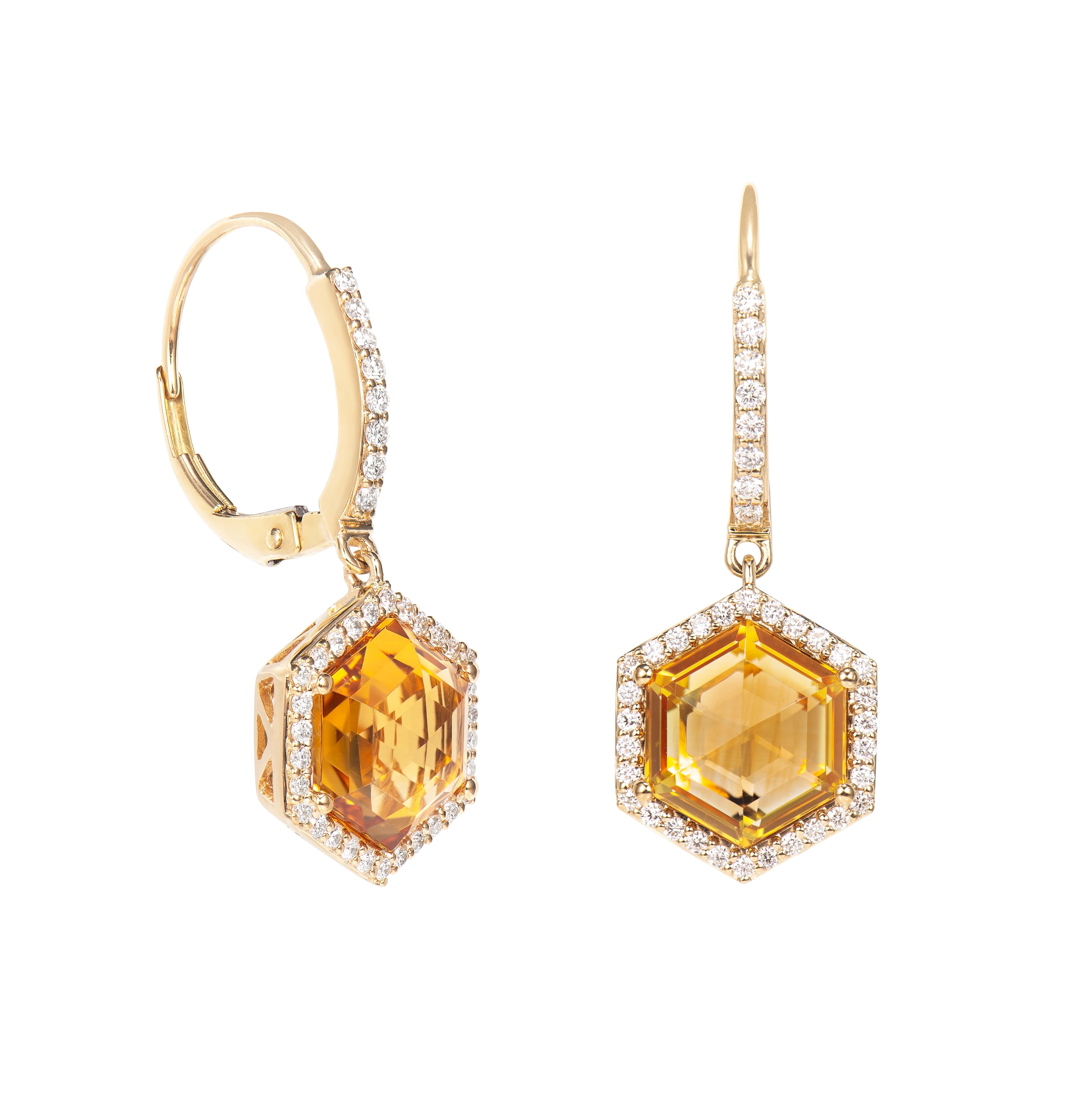 Si tratta di orecchini a goccia di Citrino a forma di esagono briolette. Gli orecchini sono eleganti e possono essere indossati in molte occasioni. Il Citrino che circonda l'Orecchino aggiunge bellezza ed eleganza all'Orecchino.

Orecchini a goccia
