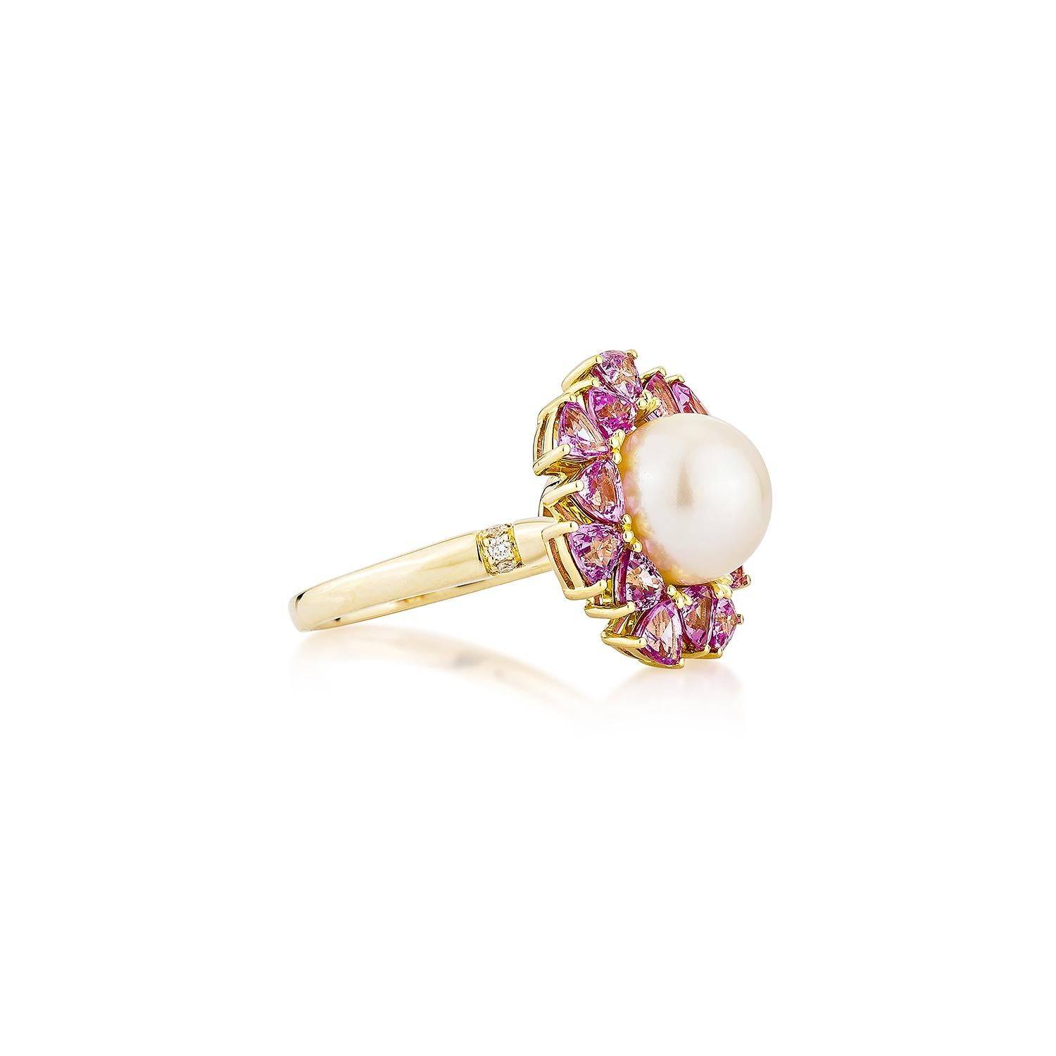 Presenta uno squisito anello di perle e zaffiro rosa che combina perfettamente fascino e raffinatezza. L'opulento oro giallo da 18 carati crea questa splendida combinazione, con perle bianche e lucide squisitamente abbinate a un vivace zaffiro rosa.