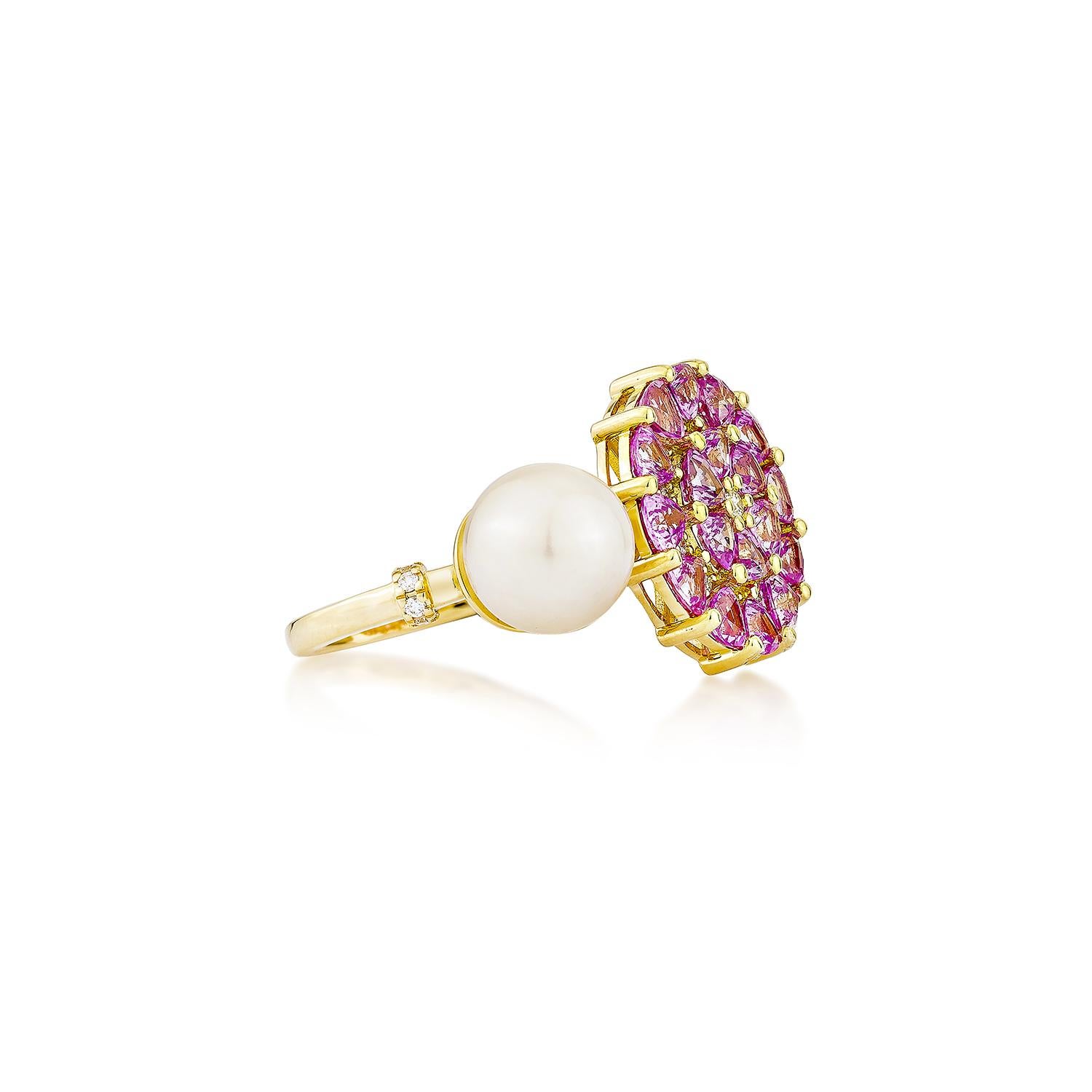 Te presentamos un exquisito anillo de perlas y zafiro rosa que combina a la perfección atractivo y refinamiento. El opulento oro amarillo de 18 quilates crea esta magnífica combinación, con brillantes perlas blancas exquisitamente emparejadas con
