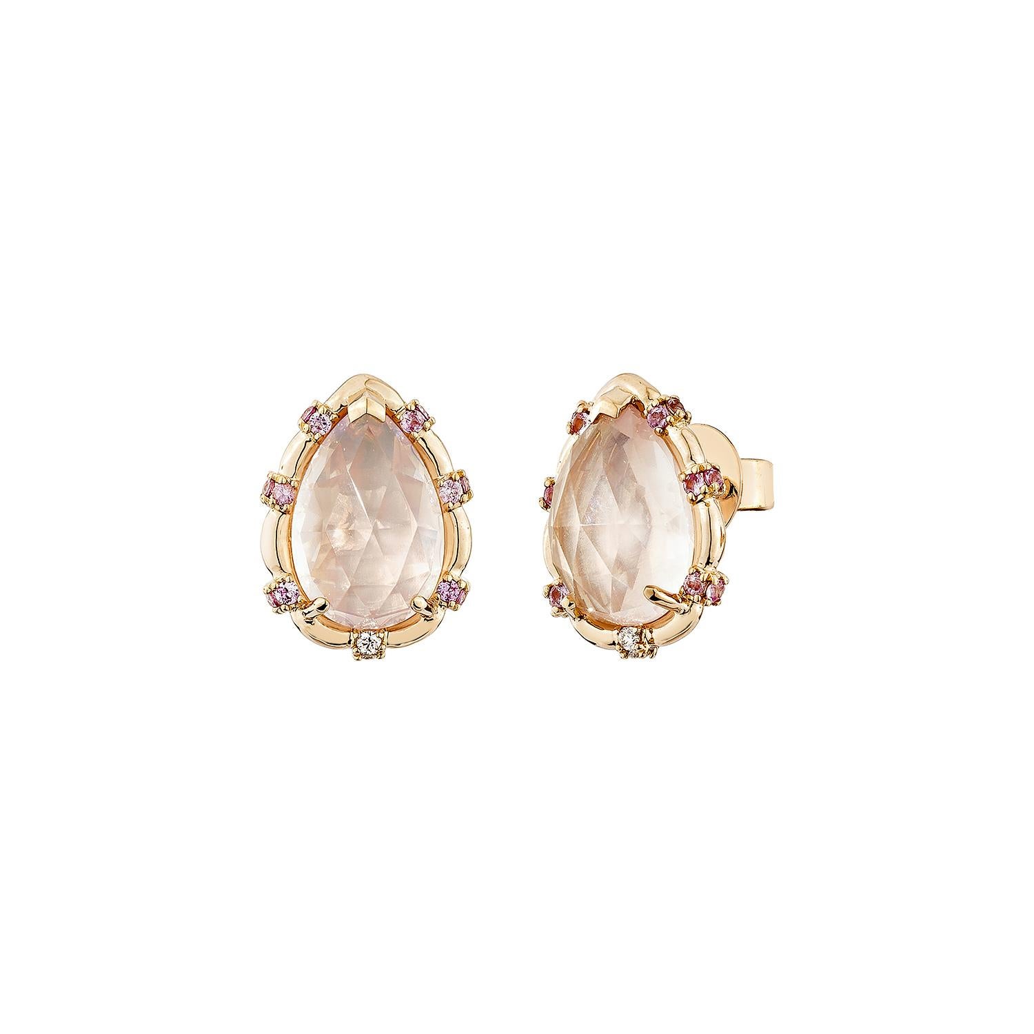 Taille poire Sunita Nahata Quartz rose 6.62 carats Boucles d'oreilles 18 carats avec saphirs et diamants. en vente