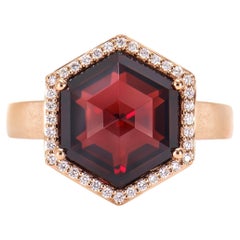 Granato rosso Sunita Nahata 6.65ct. Anello fantasia in 18KRG con diamante.