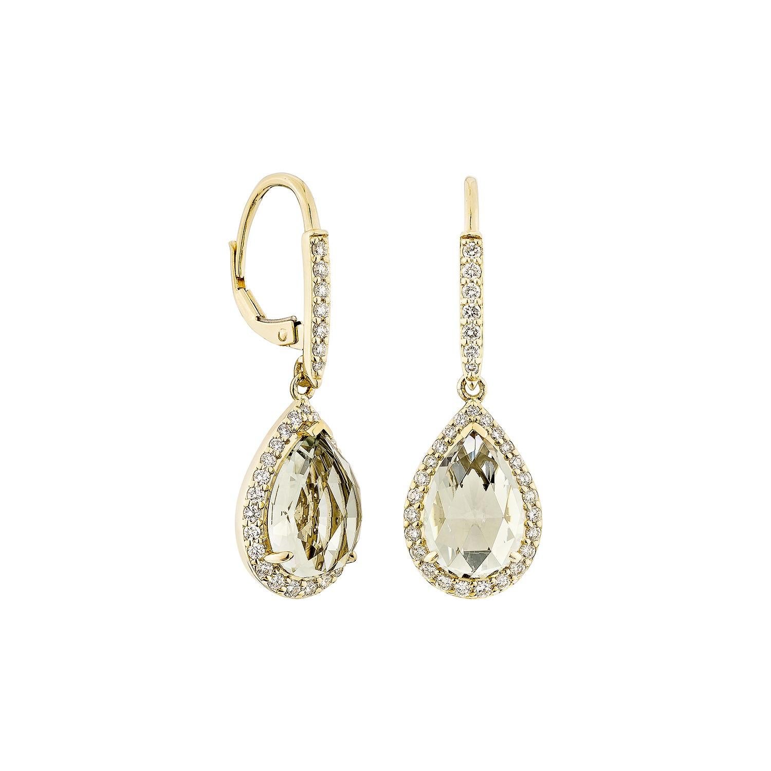 Elégantes et intemporelles, ces boucles d'oreilles gouttes présentent des pierres précieuses en quartz menthe taillées en poire briolette et serties dans de l'or jaune 14K. Rehaussé de diamants étincelants, le design à levier assure à la fois