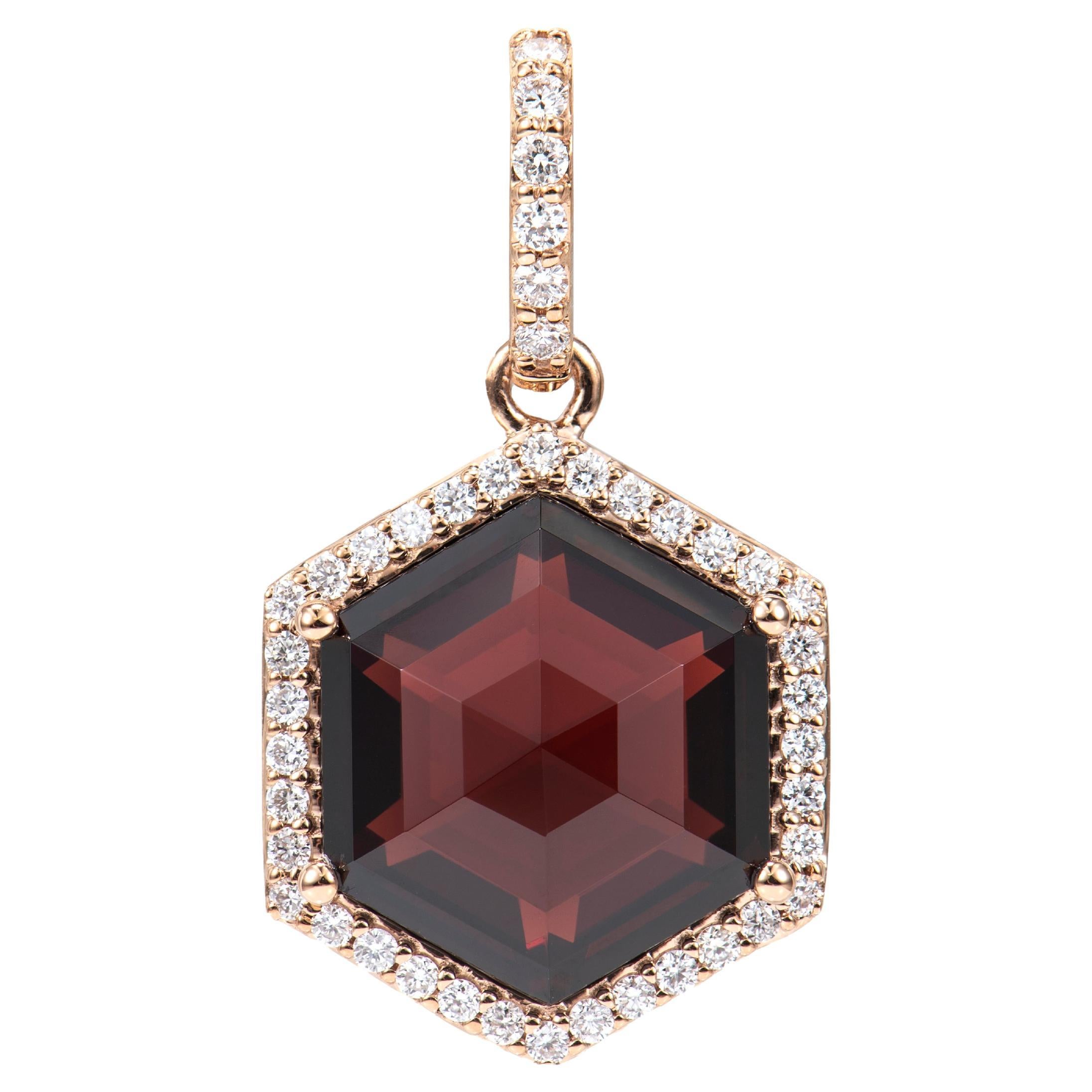 Sunita Nahata grenat 6.77 carats Pendentif en 18KRG avec diamant. en vente