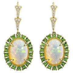 Sunita Nahata Opal 6.88 Karat. Tropfenohrring aus 18KYG mit Tsavorit und Diamant.
