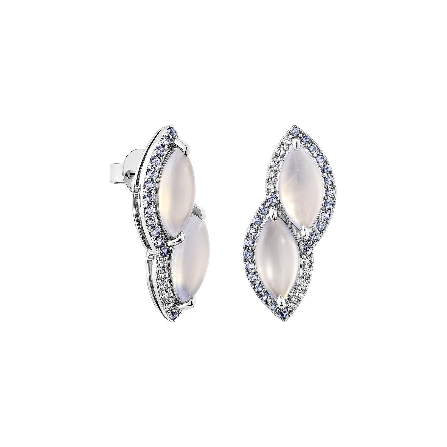 Discover the elegance of our Blue Chalcedony Earrings from the Sunita Nahata Collection. Perfect for those who appreciate calm and balance, blue chalcedony helps manage emotions and achieve peace. This chalcedony features soothing blue chalcedony