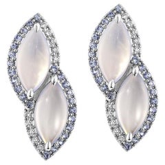 Sunita Nahata, calcédoine et saphir 7,15 carats Boucles d'oreilles en 18KWG avec diamant.