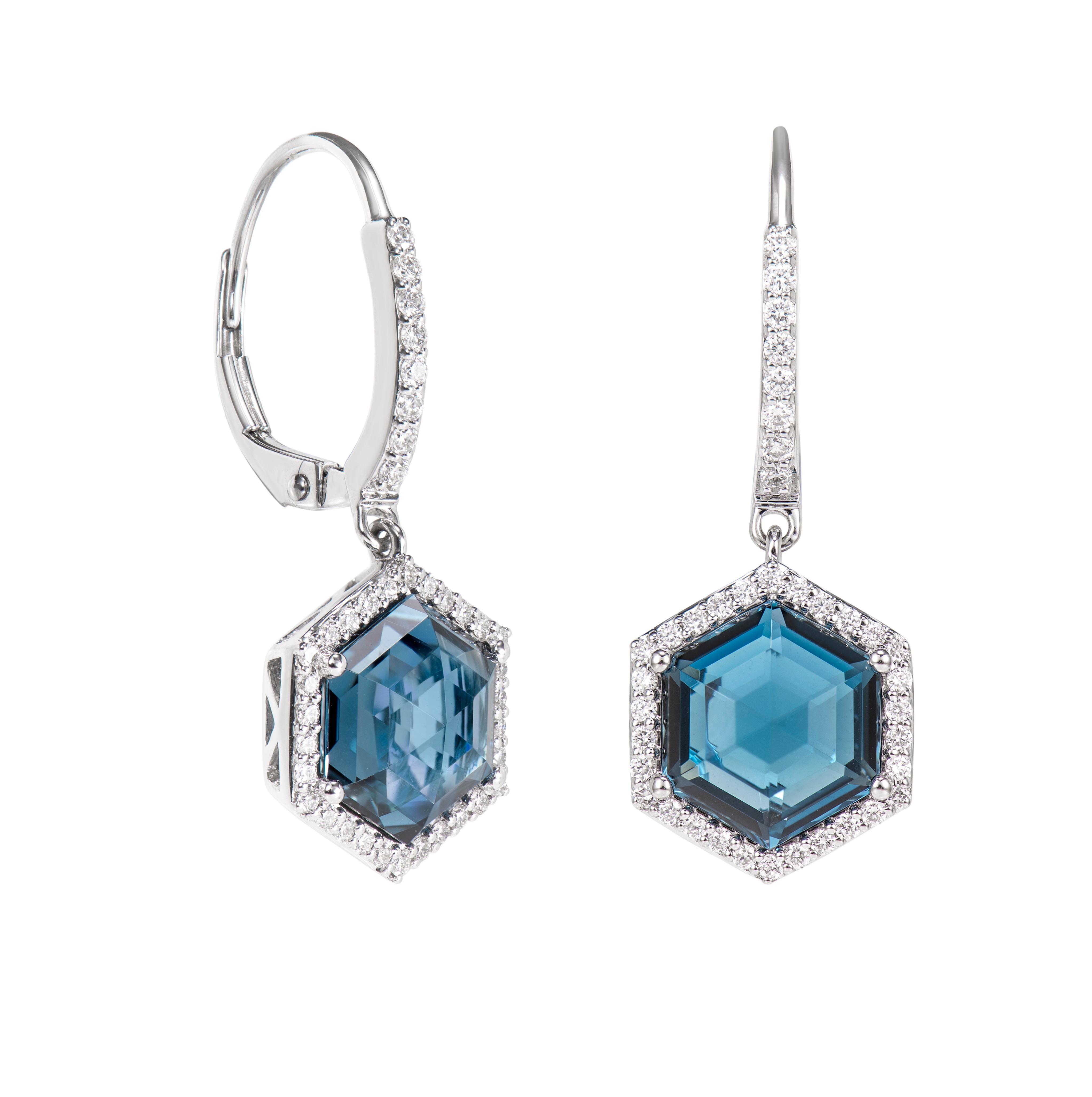 Dies ist London Blue Topaz Tropfen Ohrringe in hexagonalen Briolette Form. Die Ohrringe sind elegant und können zu vielen Anlässen getragen werden. Der Londoner Blautopas, der die Ohrringe umgibt, trägt zur Schönheit und Eleganz des Ohrrings