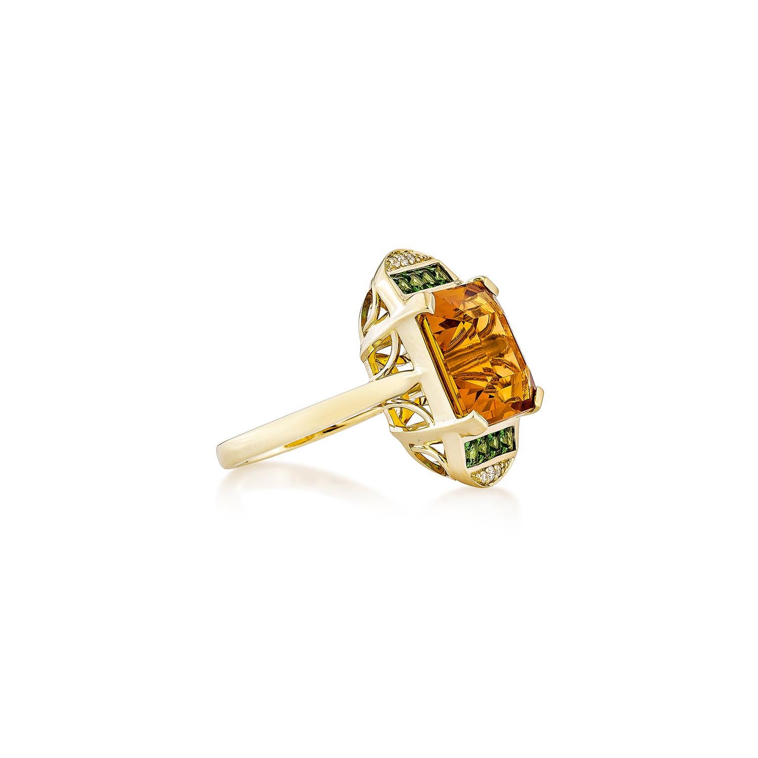 Ein atemberaubender, ausgefallener Ring aus 14 Karat Gelbgold mit einem achteckigen Citrin und einem quadratischen Tsavorit. Mit funkelnden weißen Diamanten akzentuiert, strahlt dieses Design lebendige Eleganz und raffinierte Raffinesse aus.
 