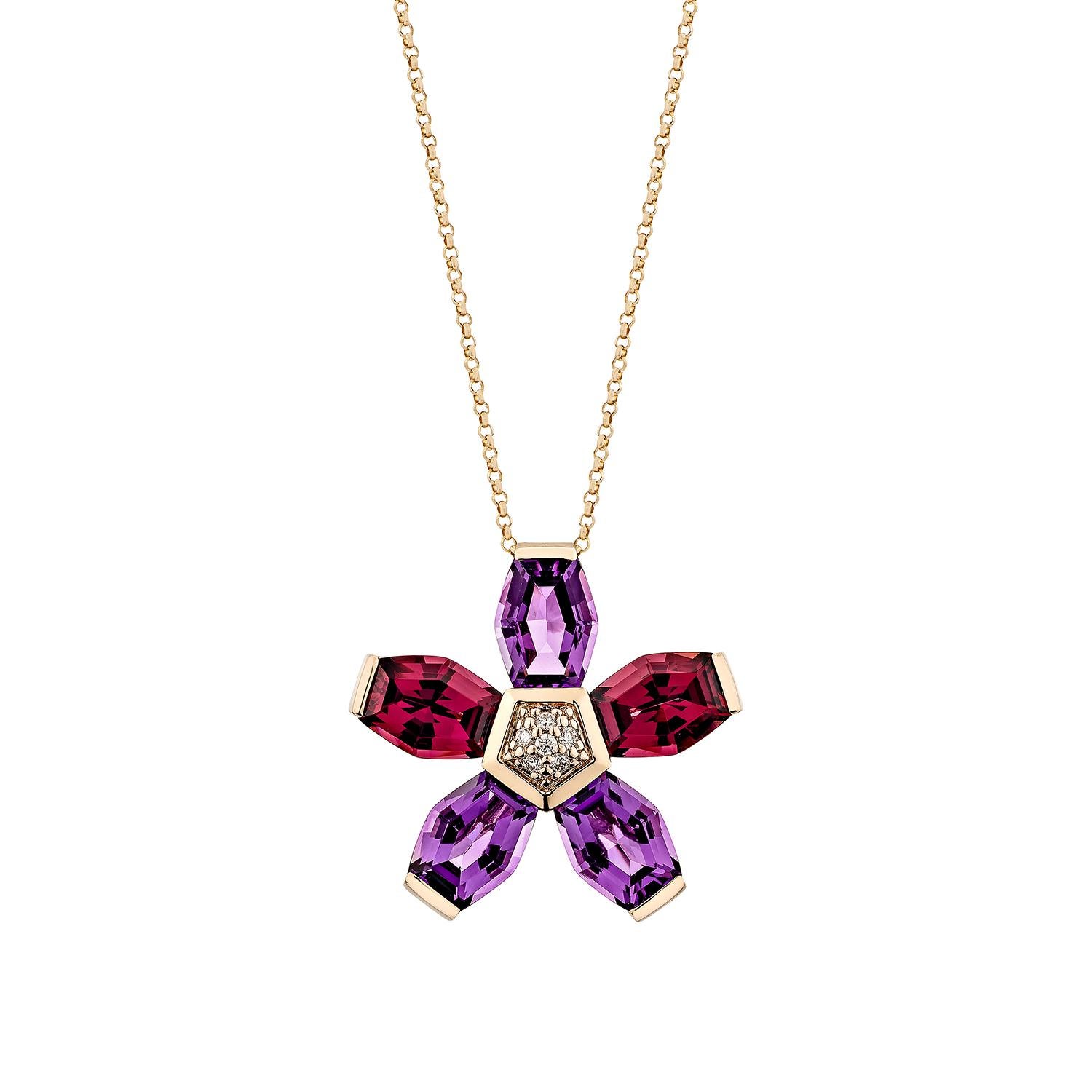 Questo splendido ciondolo di ispirazione floreale presenta un'affascinante composizione di gemme sfaccettate di ametista e granato rodolite, meticolosamente incastonate in oro rosa 14 carati. I vibranti petali irradiano ricche tonalità viola e