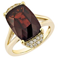 Sunita Nahata Grenat rouge 7.56ct. Bague fantaisie en 18 carats avec diamant blanc.