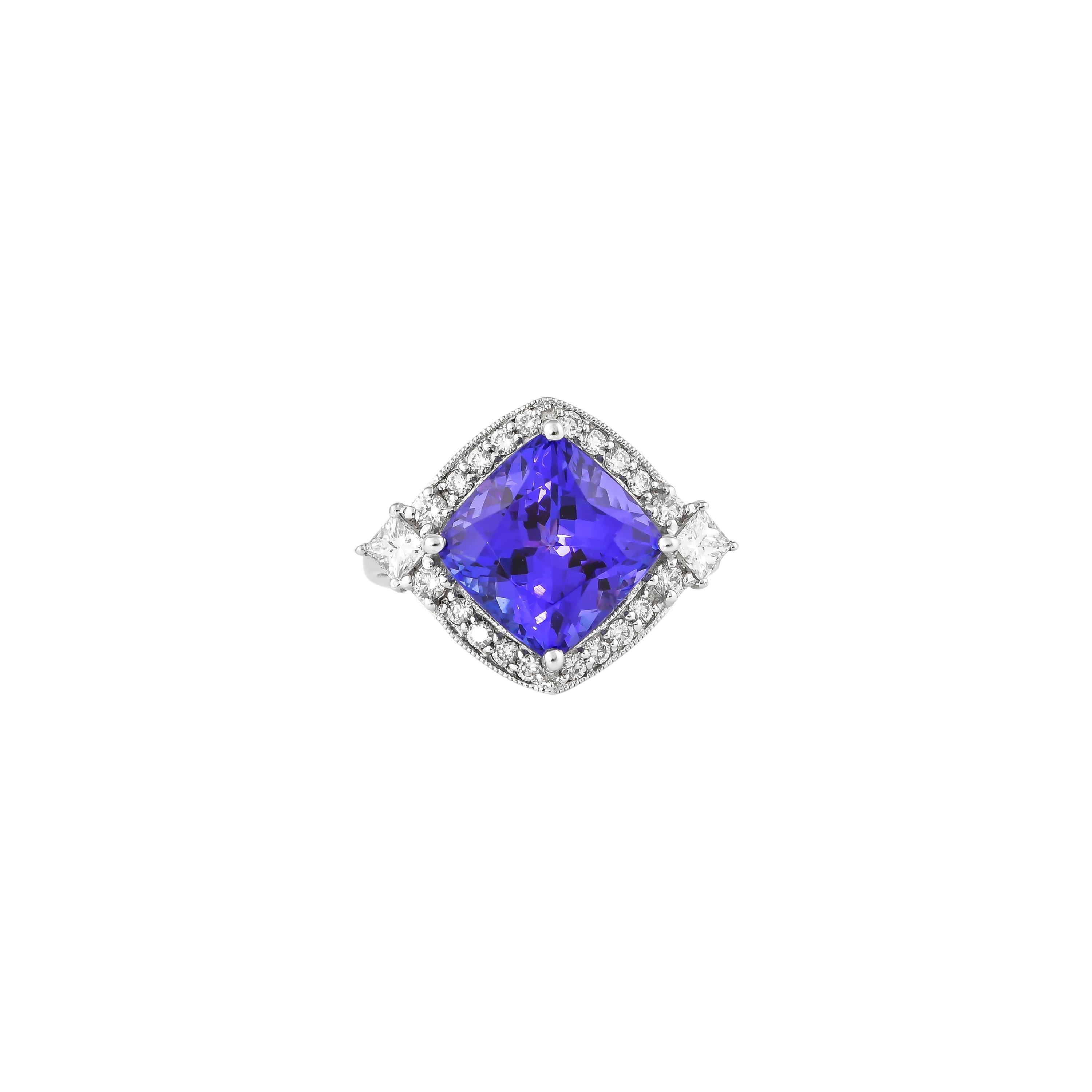Bague classique en tanzanite en or blanc 18 carats avec diamants. 

Tanzanite : 7.62 carats en forme de coussin.
Diamants : 0,92 carat, couleur G, pureté VS. 

Or : 5,512 g, or blanc 18 carats. 
TZ 1