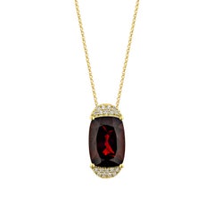 Ciondolo con granato rosso di Sunita Nahata da 7,75 carati in 18KYG e diamante bianco.