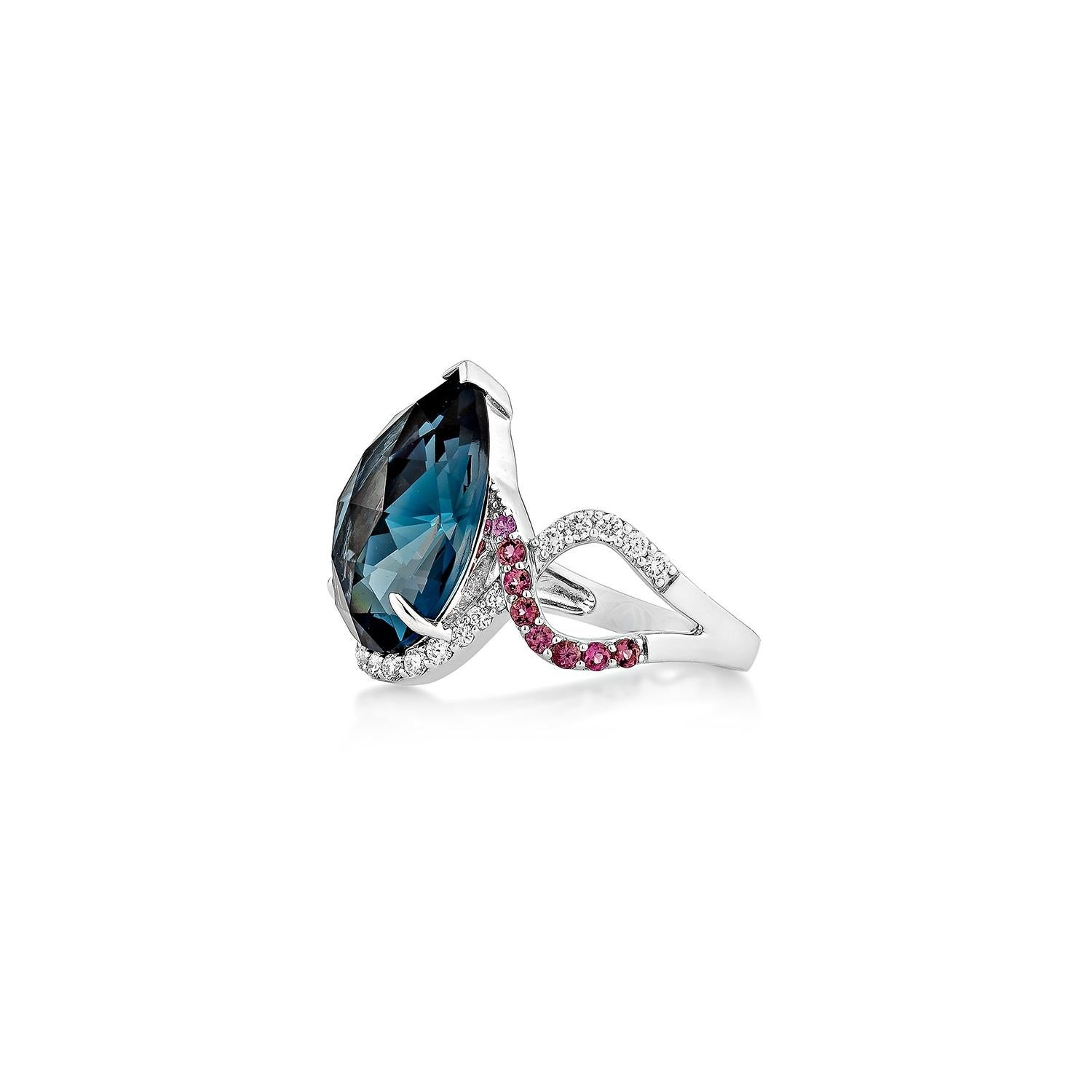 Taglio a goccia Sunita Nahata Topazio Blu e Tormalina Rosa 7.85ct. Anello in 14KWG con diamante. in vendita