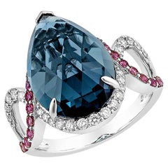 Sunita Nahata Topazio Blu e Tormalina Rosa 7.85ct. Anello in 14KWG con diamante.