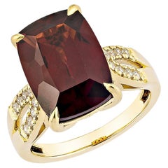 Sunita Nahata Grenat rouge 7.88ct. Bague fantaisie en 18 carats avec diamant blanc.