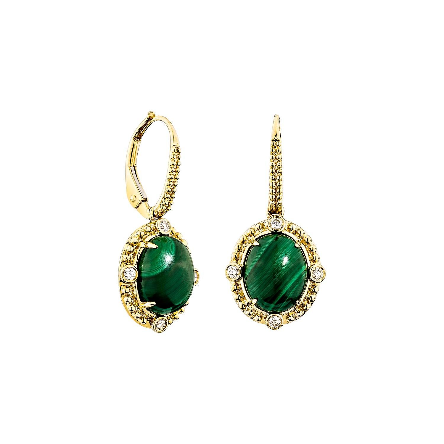 Questa coppia di orecchini di malachite è un pezzo straordinario con una gemma di malachite verde brillante di forma ovale incorniciata da un'aureola di diamanti scintillanti. I diamanti aggiungono una lucentezza radiosa ed esaltano la bellezza