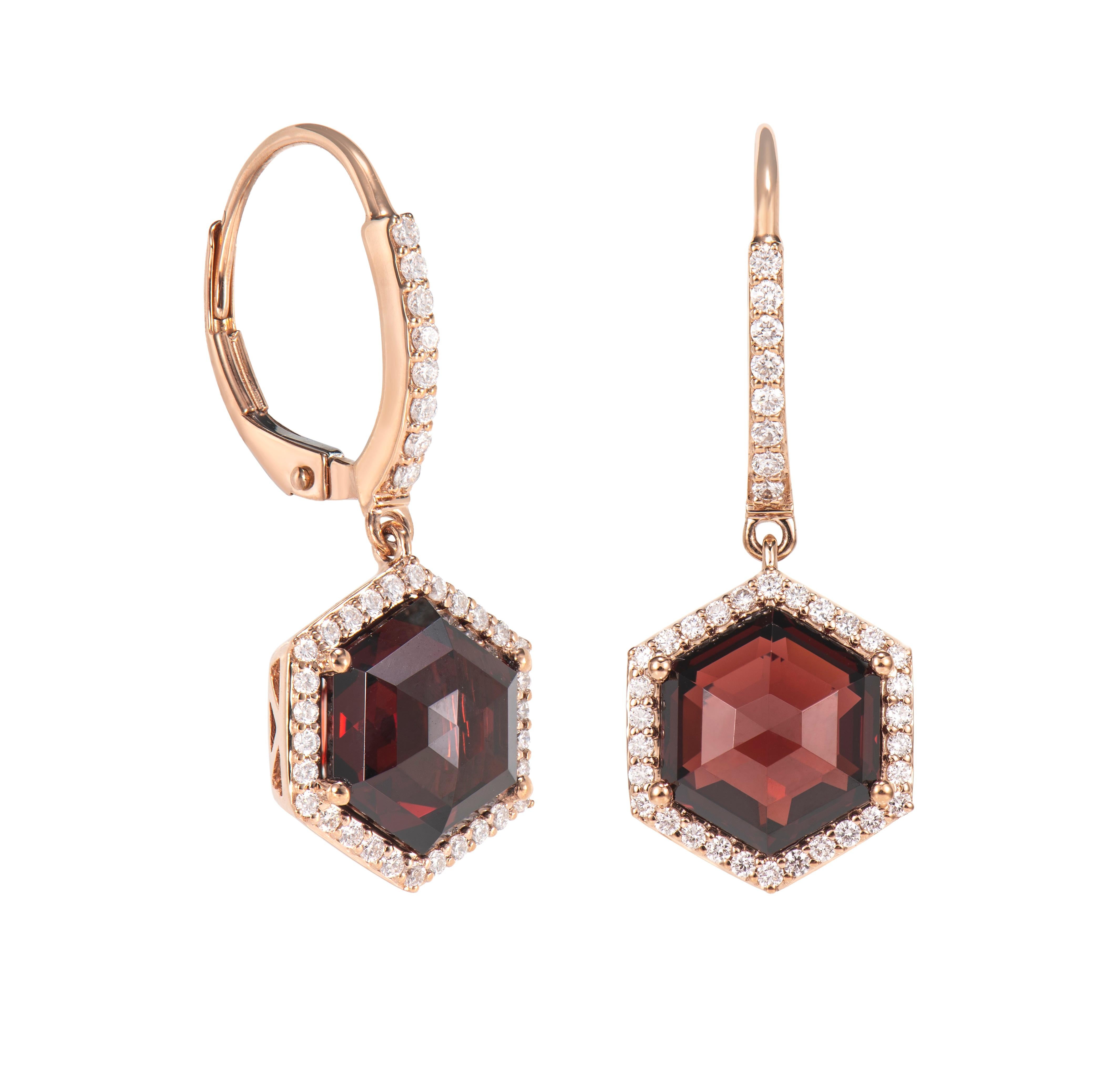 Boucles d'oreilles pendantes en grenat rouge en forme de briolette hexagonale. Les boucles d'oreilles sont élégantes et peuvent être portées pour de nombreuses occasions. Les grenats qui entourent les Eleg ajoutent à la beauté et à l'élégance des