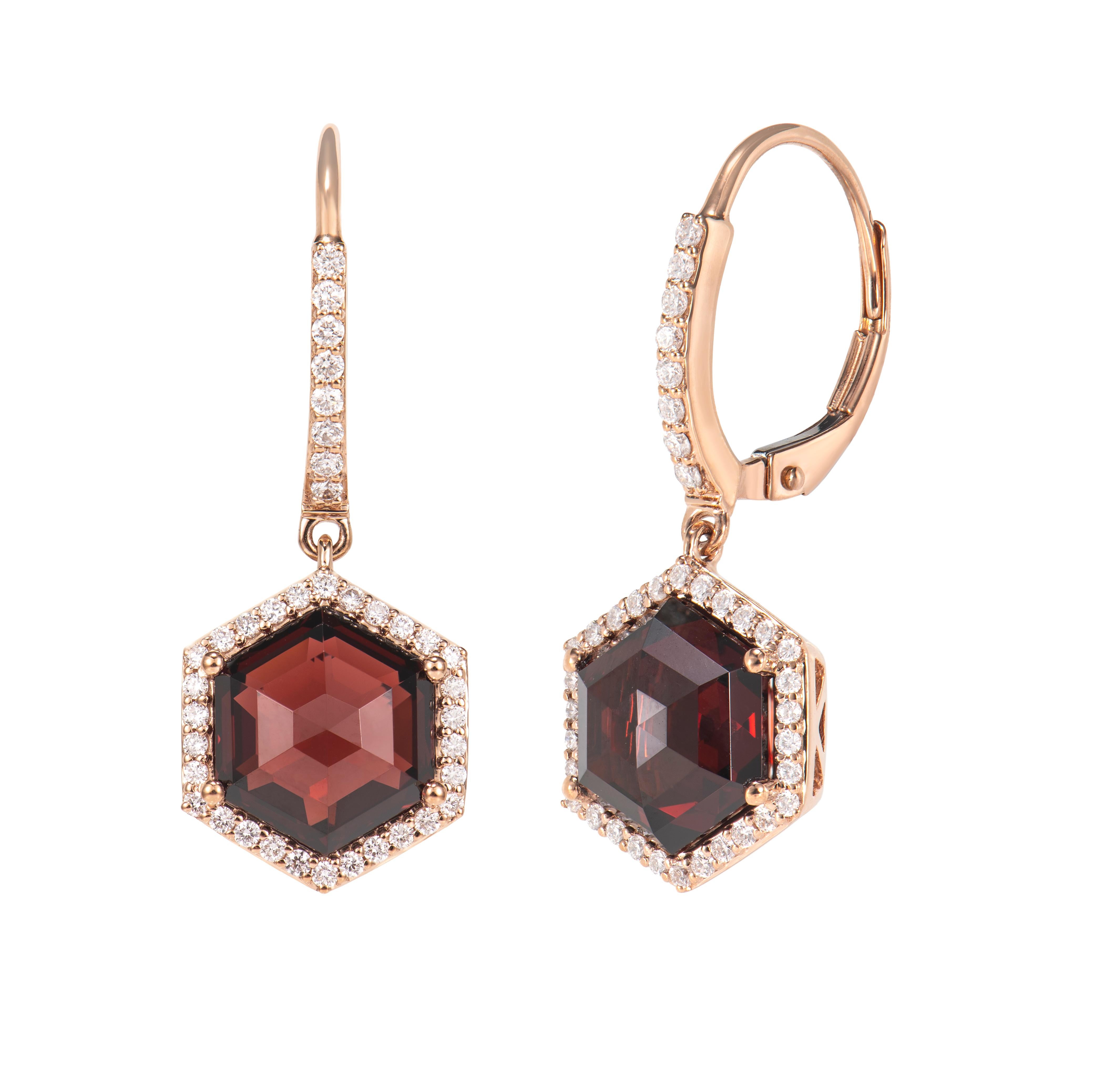 Taille hexagone Sunita Nahata grenat 8.40 carats Boucles d'oreilles pendantes en 18KRG avec diamant. en vente