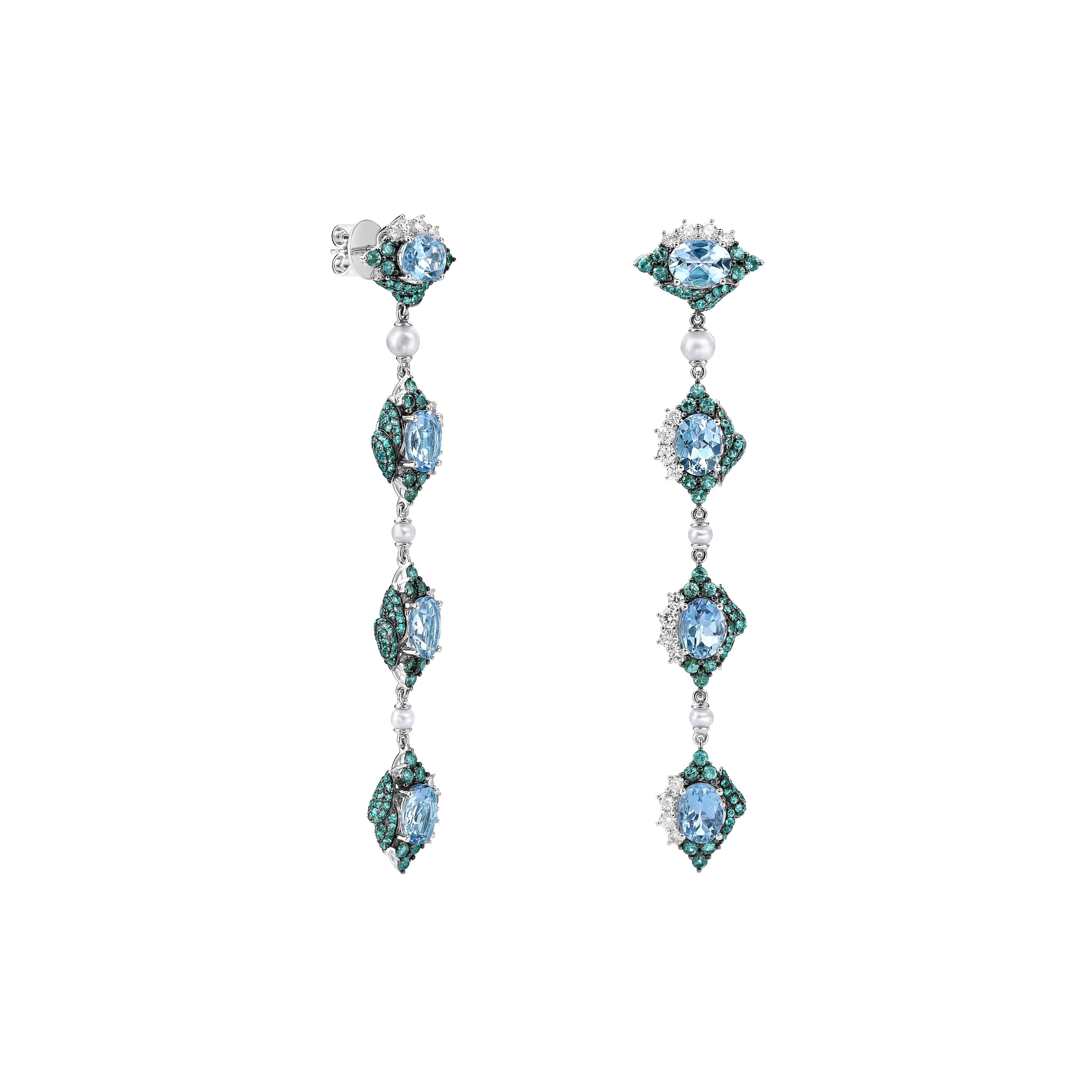 Squisiti orecchini a goccia lunghi con acquamarine dal taglio ovale, accentuate da rare alessandriti, Paraiba e diamanti brillanti. Delicate perle aggiungono un tocco di eleganza, il tutto incastonato in oro bianco 18 carati. Una dichiarazione di