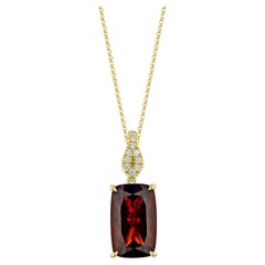 Sunita Nahata Grenat rouge 9.37ct. Pendentif en 18 carats avec diamant blanc.