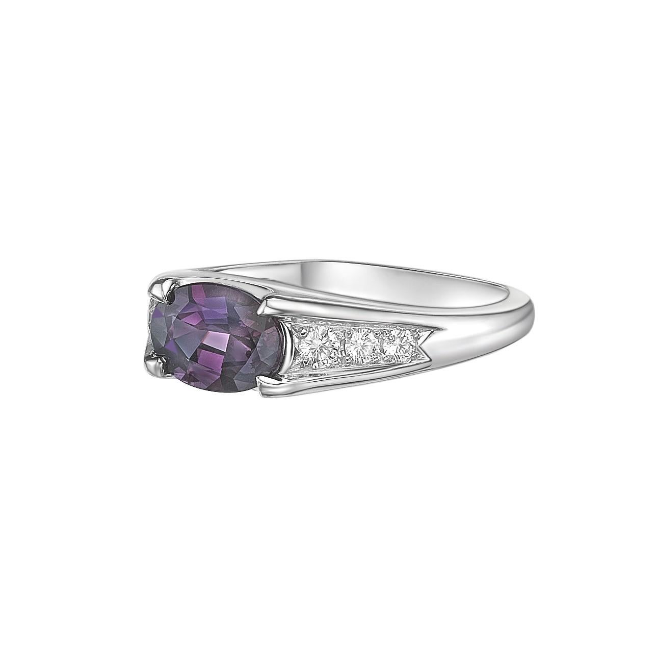 Taille ovale Sunita Nahata Alexandrite 1,40ct. Bague fantaisie en platine avec diamant blanc. en vente
