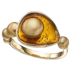 Sunita Nahata Ambra 0,70ct. Anello fantasia in oro giallo 18 carati.