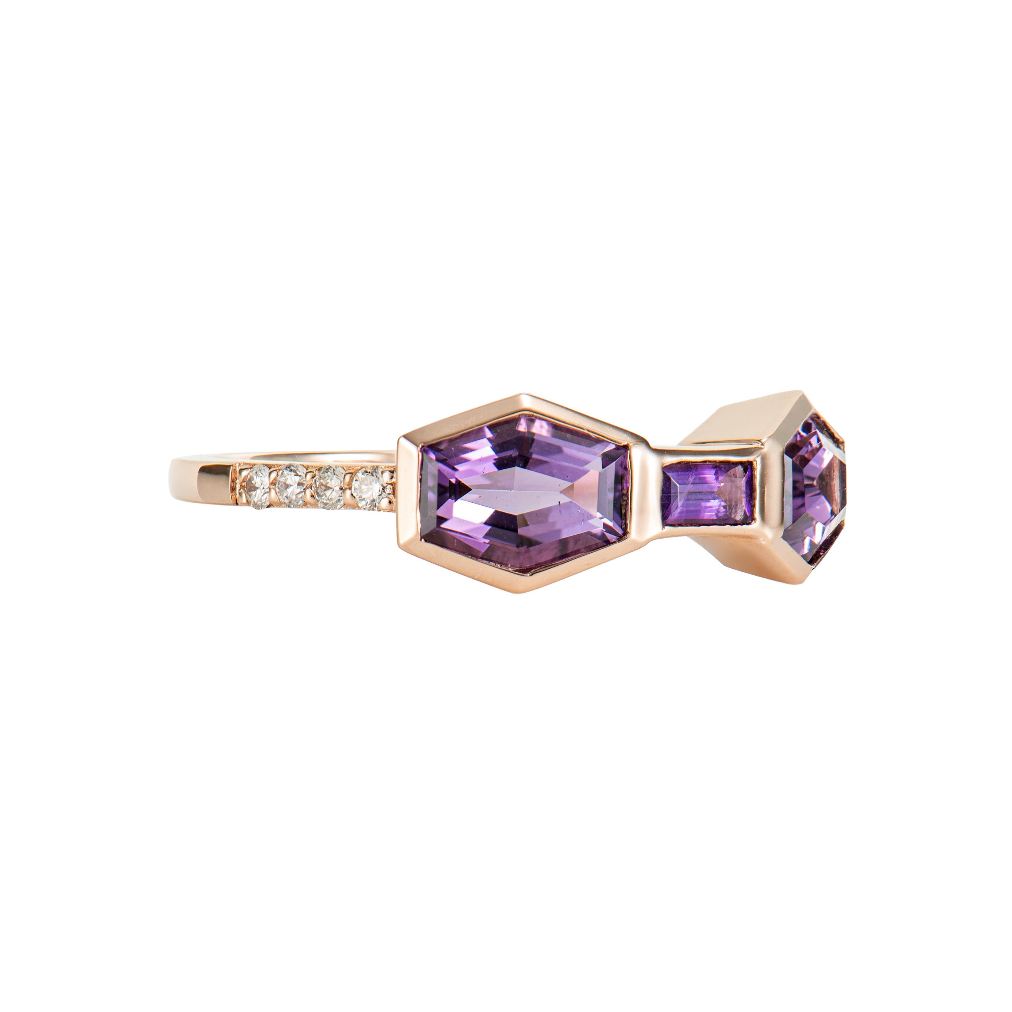 Es ist Fancy Amethyst Ring in Hexagon Form mit lila Farbton. Dieser Ring aus Roségold hat ein zeitloses, elegantes Aussehen und kann zu verschiedenen Anlässen getragen werden.

Amethyst-Ring aus 14 Karat Roségold mit weißem Diamant.

Amethyst: 1,49