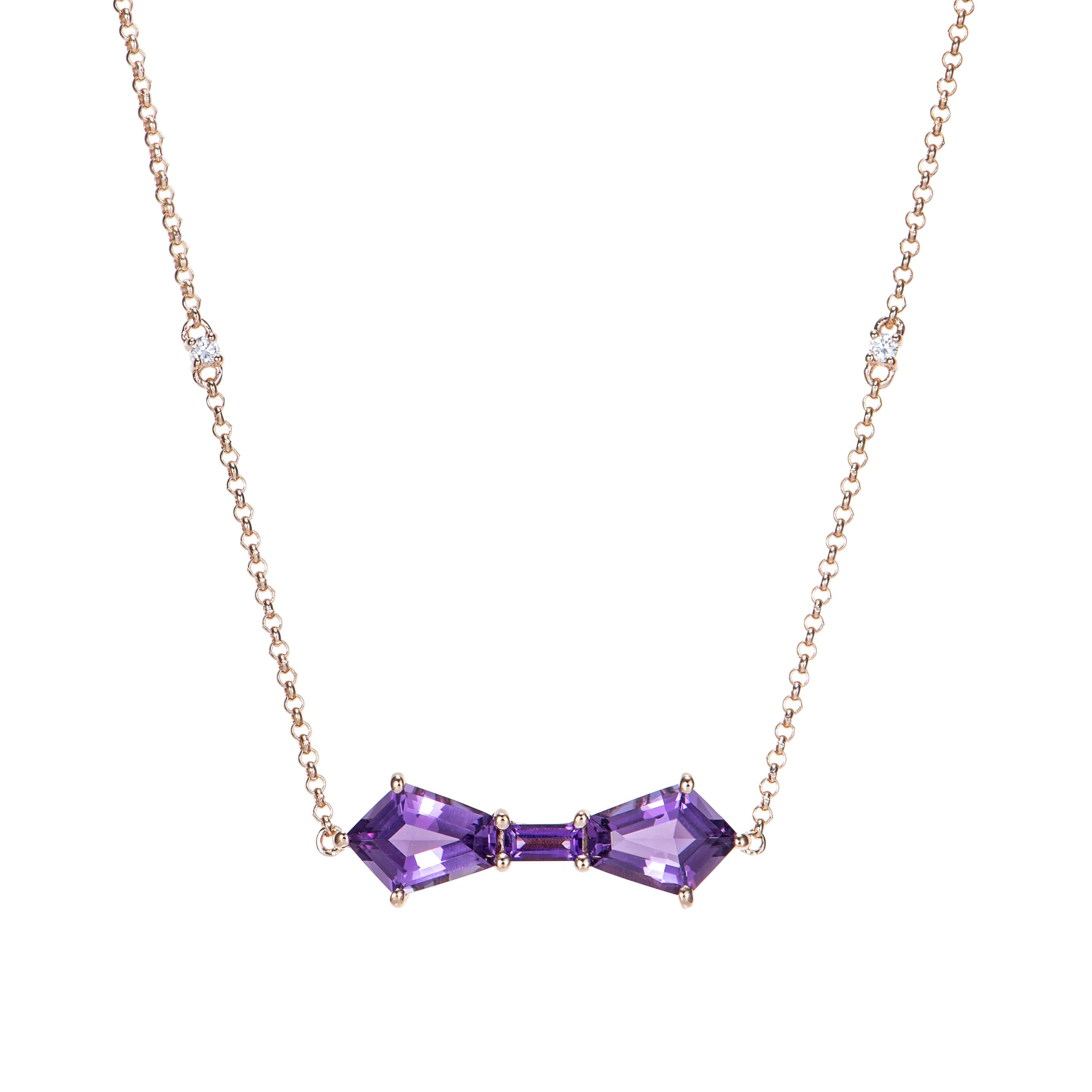 Si tratta di un ciondolo Fancy Amethyst in forma NIB con tonalità viola. Questo ciondolo in oro rosa ha un aspetto elegante e senza tempo e può essere indossato in diverse occasioni.

Ciondolo con ametista in oro rosa 14 carati e diamante