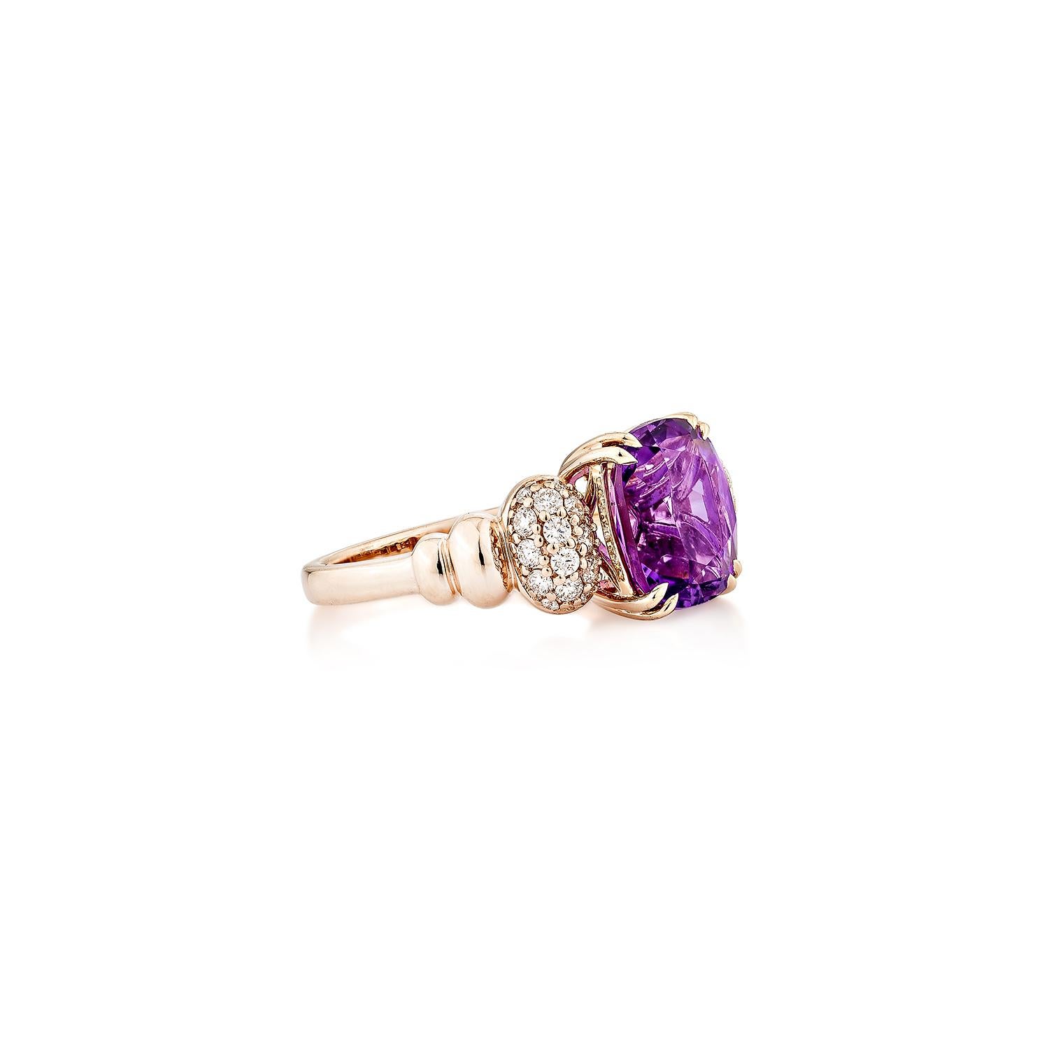 Un sofisticado anillo de fantasía de amatista en forma de cojín engastado en oro rosa de 14 quilates. y acentuado con diamantes blancos. La rica gema púrpura se exhibe con elegancia, convirtiéndola en una pieza intemporal y elegante.

Anillo de
