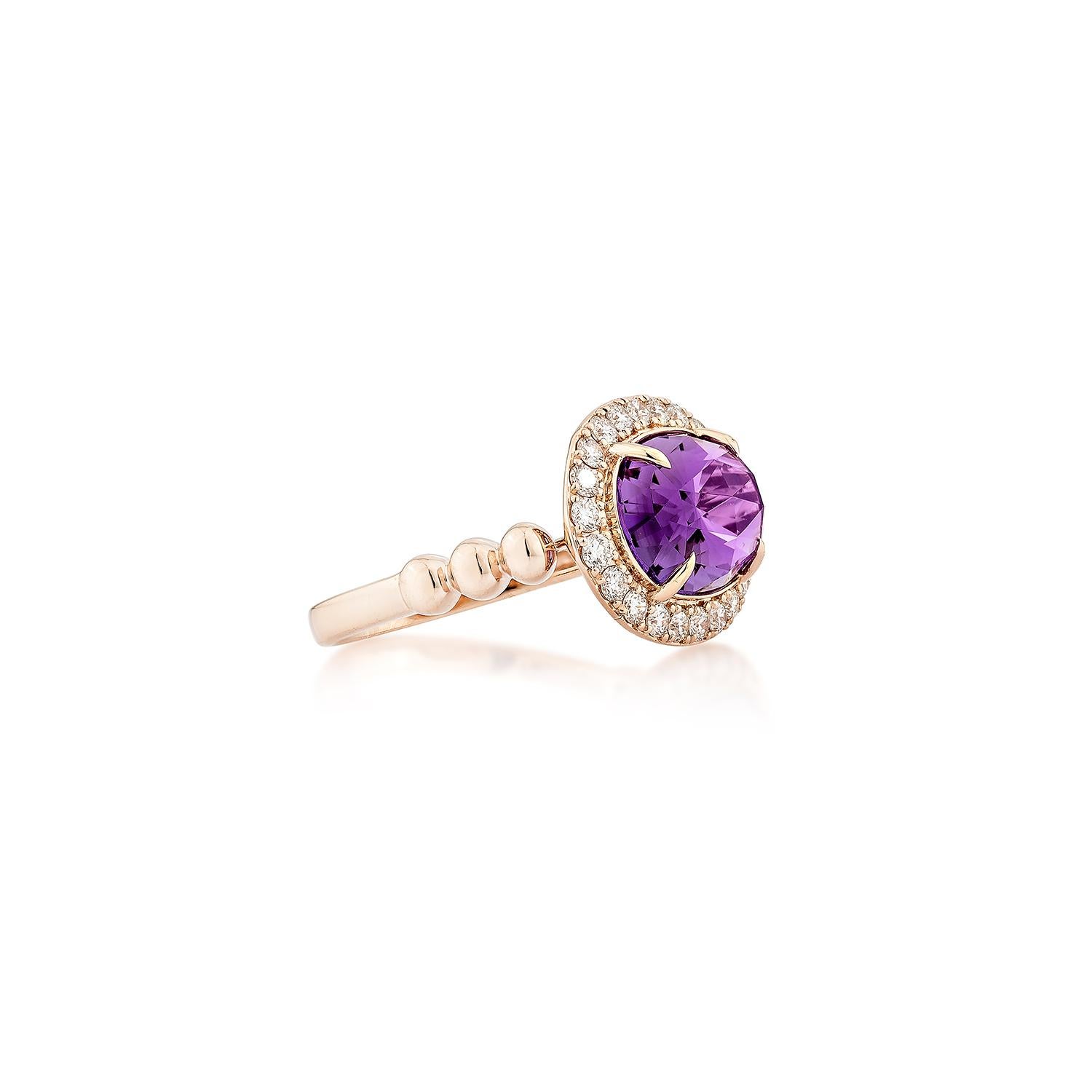 Un sofisticato anello ovale con ametista a forma di briolette, incastonato in oro rosa 14K e impreziosito da diamanti bianchi. La ricca gemma viola è messa in mostra con eleganza, rendendola un pezzo senza tempo ed elegante.

Anello con ametista in