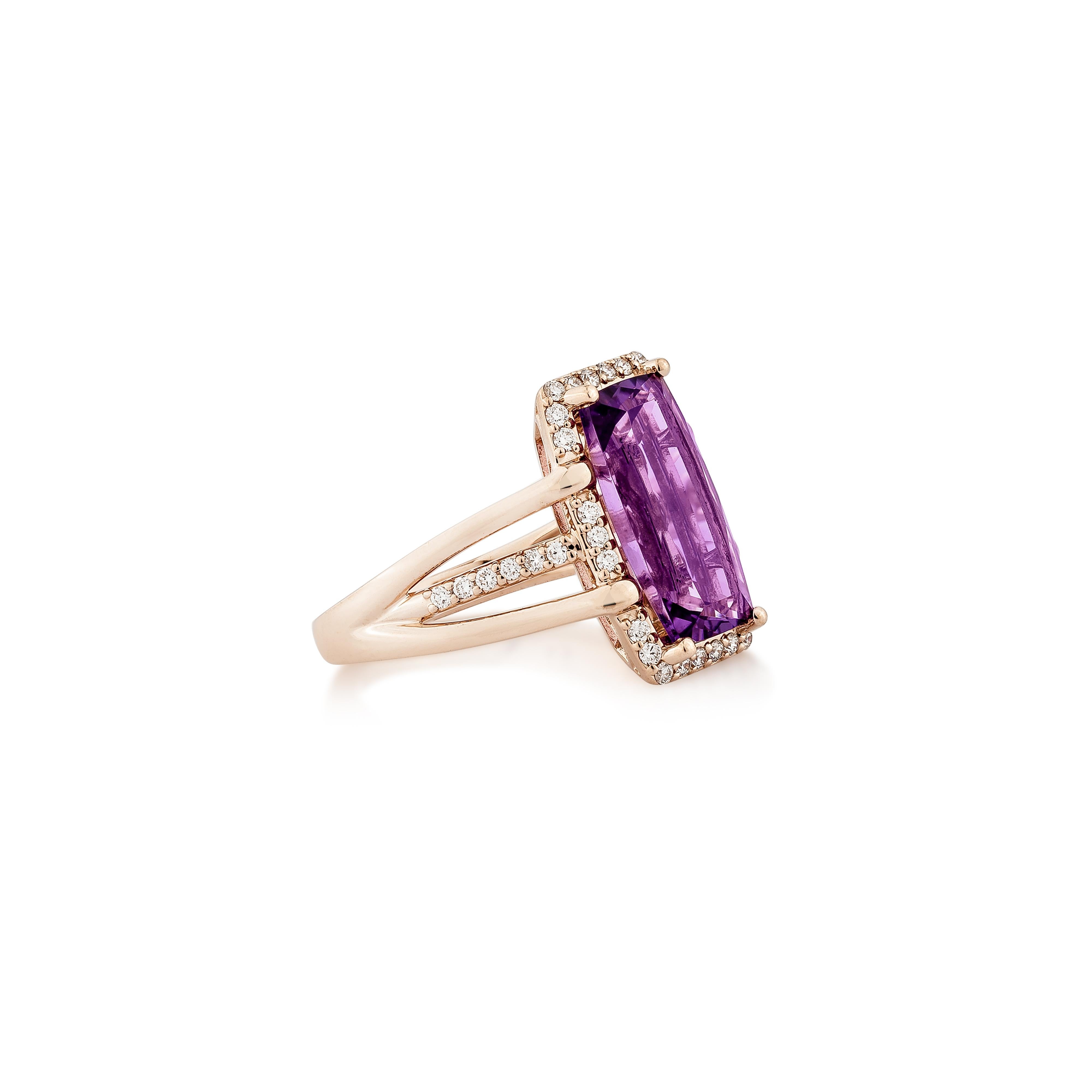 Bague fantaisie sophistiquée en améthyste de forme coussin sertie en or rose 14 carats et rehaussée de diamants blancs. La riche pierre précieuse violette est élégamment mise en valeur, ce qui en fait une pièce d'apparat intemporelle et