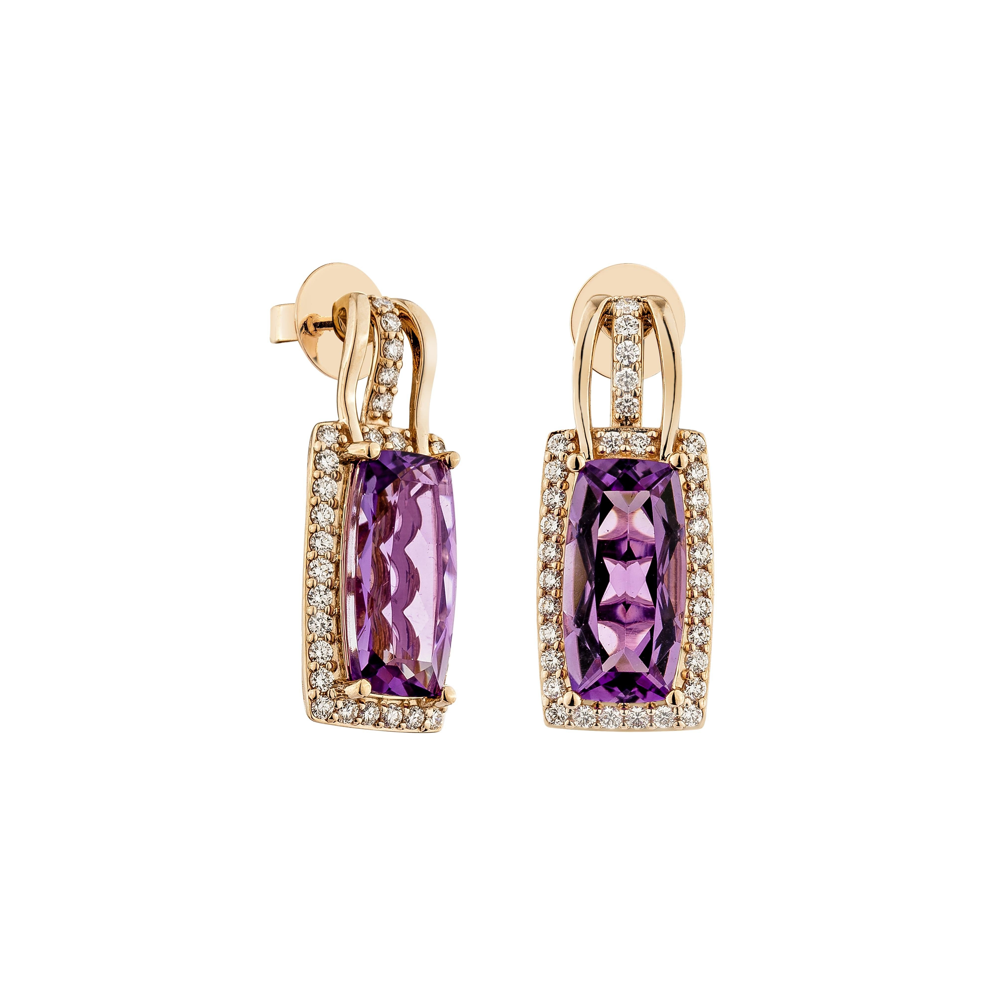 Élégantes boucles d'oreilles pendantes en améthyste de forme coussin serties en or rose 14 carats, ornées de diamants blancs étincelants et dotées d'un fermoir à levier sécurisé. Un mélange intemporel de sophistication et de charme vibrant.

Boucle