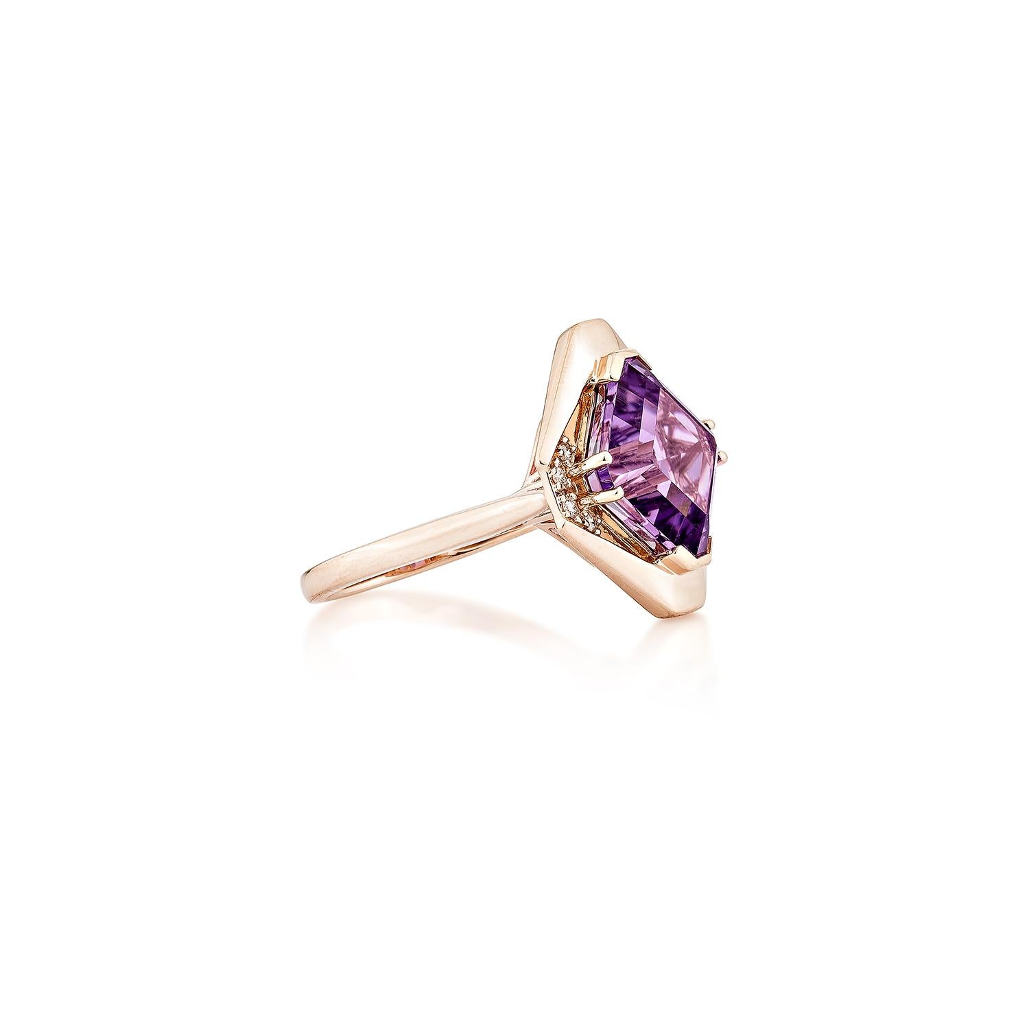 Una llamativa amatista de talla octogonal protagoniza este anillo geométrico, elaborado en oro rosa de 14 quilates. Acentuado con brillantes diamantes blancos en cada esquina, el atrevido marco arquitectónico añade un toque moderno a la elegancia
